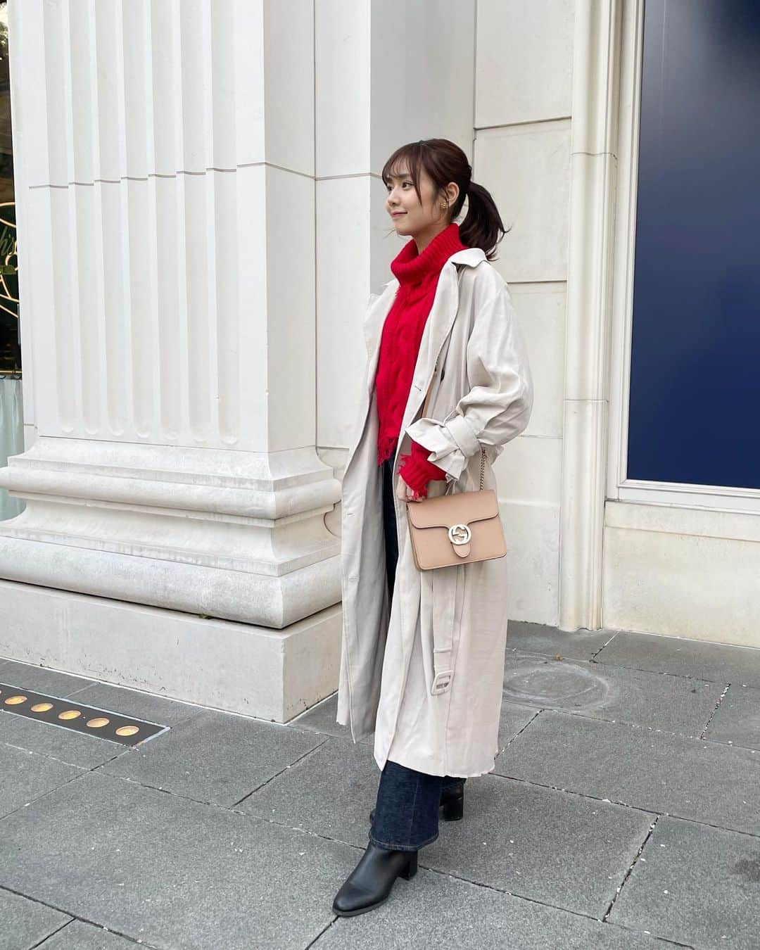 のインスタグラム：「. 少し肌寒かった時のコーデ この季節温度調節難しい〜🥺 ・ #私服 トレンチコート　@mercuryduo_com  ニット @jouetie_official  デニム @moussyofficial  バッグ @gucci」