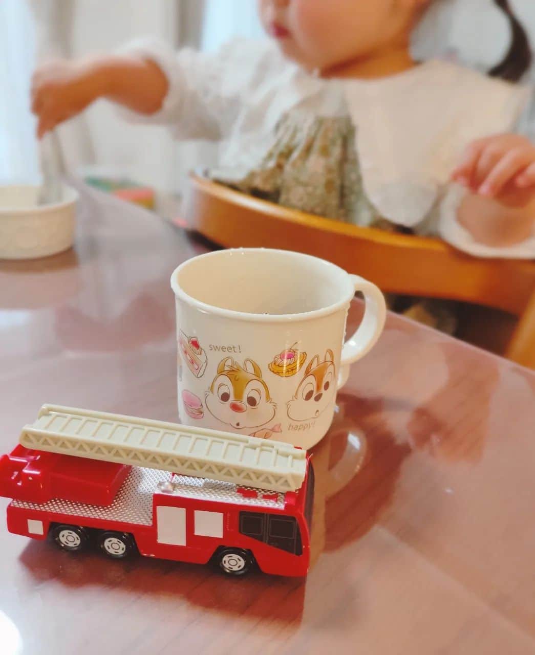 白井珠希のインスタグラム：「*⁡ ⁡*⁡⁡ ⁡今日のおやつタイム。⁡ ⁡バナナとチプデのコップと、ハッピーセットのはしご車🚒⁡ ⁡*⁡ 娘は⁡はたらくくるまが大好きなので、今回のハッピーセットは激アツ🔥⁡ ⁡第二弾も絶対買います！ ⁡*⁡ ⁡⁡*⁡ ⁡ #1歳児  #トミカ  #ハッピーセット  #ハッピーセットのおもちゃ  #ハッピーセットトミカ  #1歳10ヶ月  #子育て #チップとデール  #チプデ  #幼児  #ほっぺ」