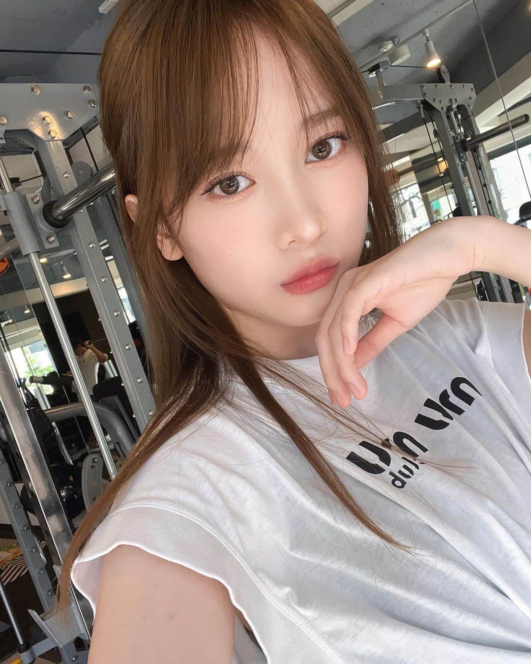 のインスタグラム：「🌷🌷🌷 . 先日 @elena.4shibuya で美容整体うけて来ました！ 背中首腰もはや全身に悩みがいっぱいあるから正直痛かったけど、施術してすぐに歪みが整ってるのを実感できたから感動した🥺  担当の @emi___elena さんも私の身体がバキバキすぎて、やりがいがあるっておっしゃってた🤣 これからジムでボディメイクしながら、ELENAさんで身体整えてもらいつつ頑張ります💪」