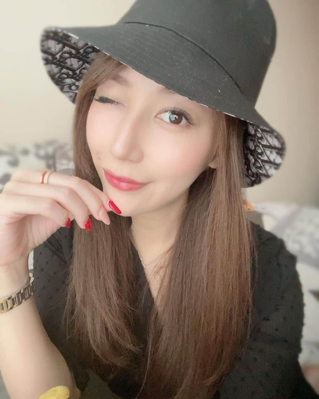 齋藤菜月さんのインスタグラム写真 - (齋藤菜月Instagram)「バケハ可愛い🖤 今年たくさん被ろう🥹💕💕  マツエク綺麗についてるから 仕事以外はほぼメイクしてない🫣 @neuf.c1212 いつもありがとう💕  週末仕事頑張りすぎて 廃人のようになってました、、 二日酔いが酷すぎてうずくまっていて 目を瞑ったら亡くなったおじいちゃんが出てきて、お迎えきた！？って思った💐 おじいちゃんに会えるのなら死も怖くないけれど まだまだ頑張らないとなっ🧸 見守っててね🥹❤️  #バケハ#dior#少し大きい　笑 #三途の川見えた #パパに会いたい」4月25日 5時56分 - irisnacchi