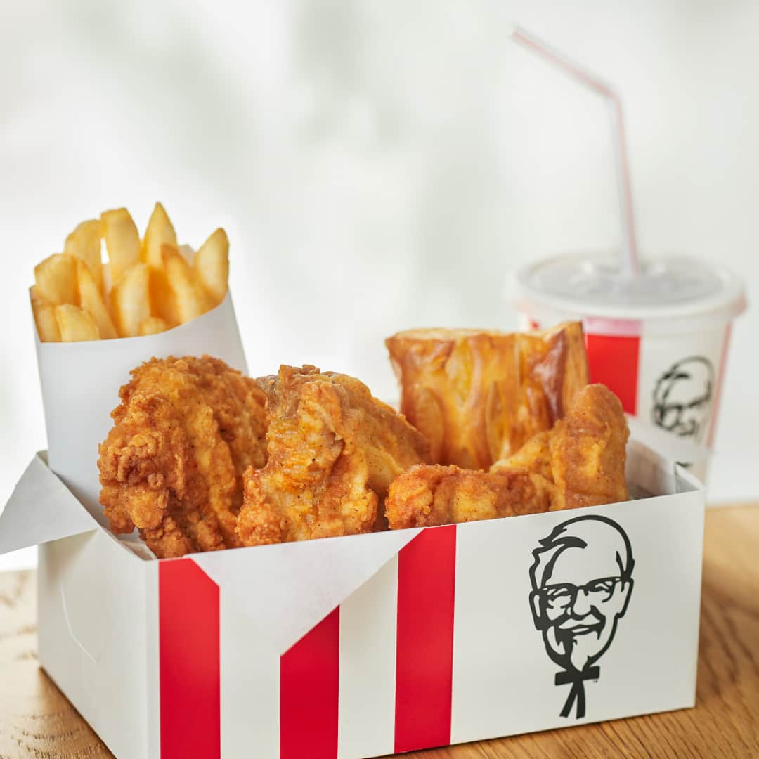 ケンタッキーフライドチキンのインスタグラム：「今日のお昼はケンタッキー🍗にしよう！と思ったら【いいね❤️】 ・ チキンがいっぱい食べたい気分♪という時におすすめなのが「オリジナルチキンボックス」✨ オリジナルチキン2ピース、骨なしケンタッキー、ミニカスタードアップルパイ、ポテトS、ドリンクMがセットになったおトクなメニュー🍗 ・ 「今日はガッツリチキンが食べたい！」「食後に甘いものも食べたい！」という方はぜひ👍 ・ 今日のランチは #ケンタッキー にしない❓ ・ ・ 🍗みなさまへお知らせ🍗 Instagramの仕様変更により、 KFCの投稿がみなさんへ届きにくくなってしまう可能性があります😢 今まで通り投稿をお届けしたいので、 下記手順を設定いただき投稿の通知を受け取ってくださいね💕 ・ ▼設定手順 ①@KFC_japan をクリックしてプロフィールへ🍗 ②フォローボタンを押して、右上にある🔔をタップ️❣️ ③お知らせをON❣️ 　投稿したら通知が届くようになります🙌」