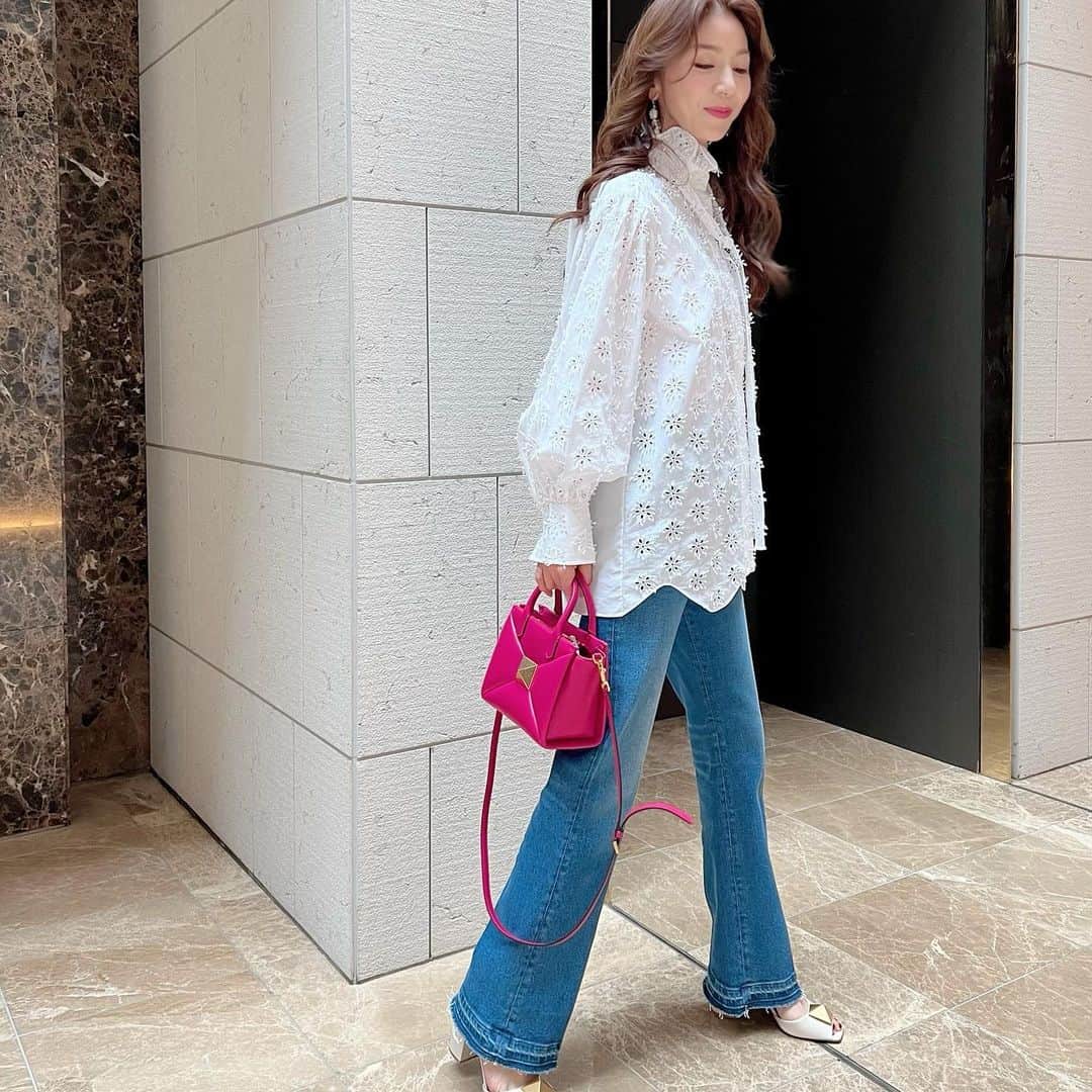 のインスタグラム：「LIVEの時の全身💙🤍💗  LIVEの時は コスメデコルテ ティンティドプランパー 04番を 塗っていましたが  出掛ける時は バックのカラーとリンク クラランスの リップコンフォートオイルのラズベリーを 塗っています💗💗💗  tops、denim、bag、 shoes:@maisonvalentino  #ftcbeauty #インスタLIVE #インスタlive #ftc#skincare #skincare products #uvケア#紫外線ケア #腸内環境#リセットファイバー#腸活#美肌 #ホワイトチャージ #毛細血管ケア#セラミド」