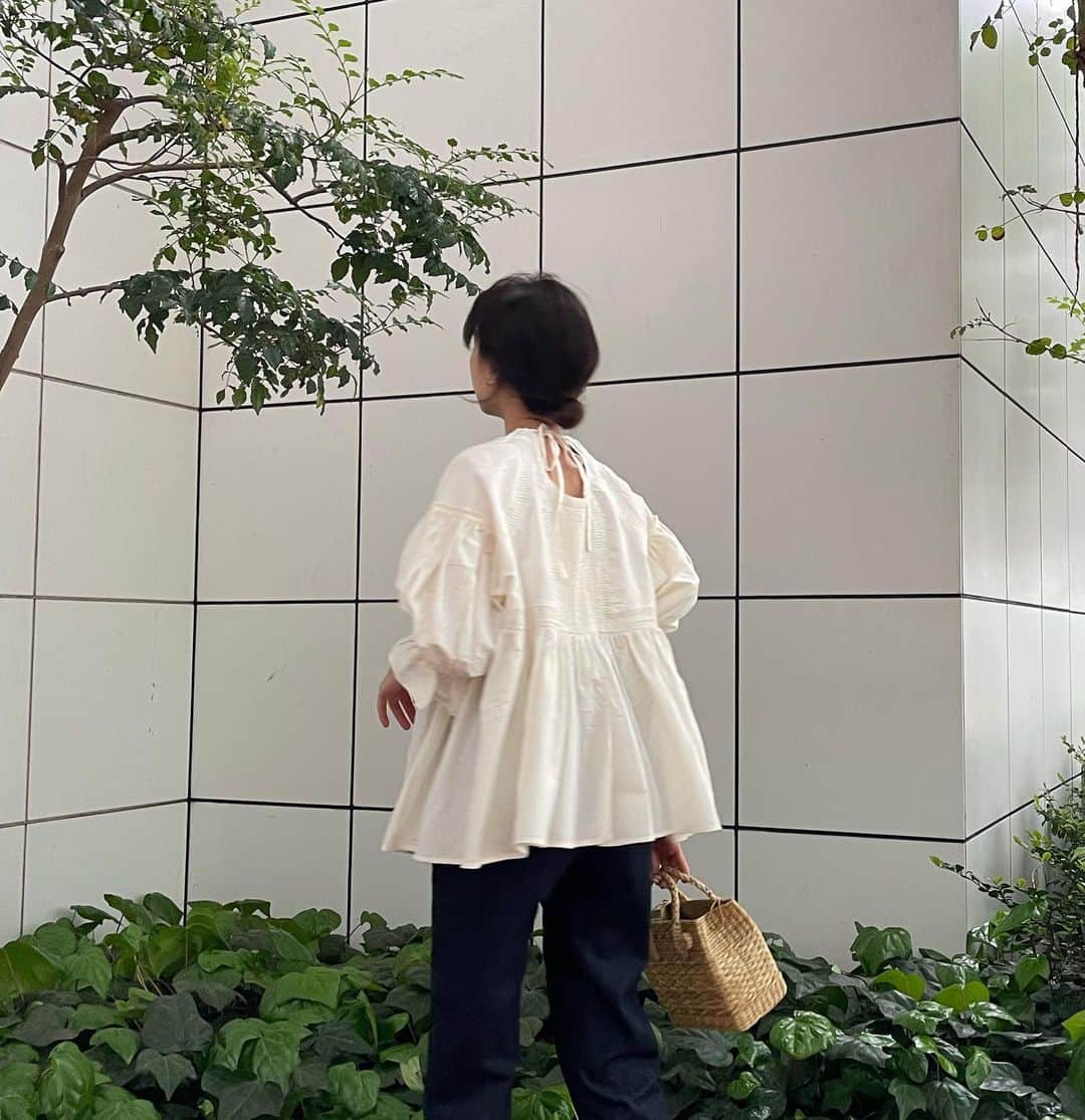 のインスタグラム：「次男に「ママおひめさまみたいなおようふく」と言ってもらった☺️  #tops @abel_tokyo  #denim @blackbymoussy_official  #sandals @therow  #bag @houseoflotus_official  ・ ・ ・ #abeltokyo #blackbymoussy #houseoflotus #therow#maisontherow」