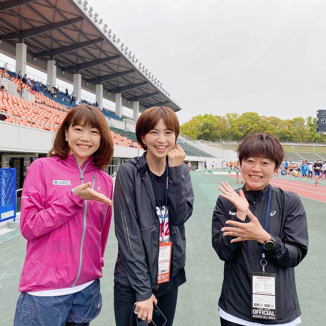 安田美沙子さんのインスタグラム写真 - (安田美沙子Instagram)「無事におわりました🏃‍♀️ ぎふ清流ハーフマラソン✨  レース前に高橋尚子さん 野口みずきさんにお会いでき パワーをいただきました😭🤍  正直に言うと練習不足、コンディションがあまり良くなく、不安しかなかった。  でも、始まると徐々にスイッチが入る。その分気負わずにいれてネガティブな感情も切り離すことができた。  イーブンで行こう。 キロ5:30〜5:45あたりで。  時計を見ながらペースをつかみ、お腹を意識して、木村コーチに教わったことを思い出しながら。  涼しいのも気持ち良く感じれて 雨も自然の恵みだと感じることができた。  アップダウンも身体のあちこちにいい刺激が入り、美しい自然にも癒されながら、素晴らしいコースを走り切ることが出来ました。  頑張り過ぎないけど、少しだけ頑張る。  ジャイロで教わった呼吸もたまに入れると、フォームを立て直すことができた。  ラストも崩さずに軸を持って。  色んなことをメモメモ。 新たに、自然と湧き上がるものを感じれたランになりました。 忘れたくない！と思うことばかり。ココロもカラダも40歳になり、また変化したみたい。  まだ正式なタイムは見れてないけど、2時間を切ることができました！  この機会をくれた木村コーチ、 えのやん、そして家族に感謝です。ありがとうございます✨沿道のみなさんも、雨の中ありがとうございました。  そして、一緒に走ったランナーのみなさまも✨  私が私自身と向き合う時間。忘れられない宝物な時間になりました✨  次は5/22 東北希望の襷マラソン山形天童大会です🏃‍♀️  みなさんお疲れ様でした🤍  #run #halfmarathon  #running #ぎふ清流ハーフマラソン  #岐阜　#thanks」4月24日 22時20分 - yasuda_misako