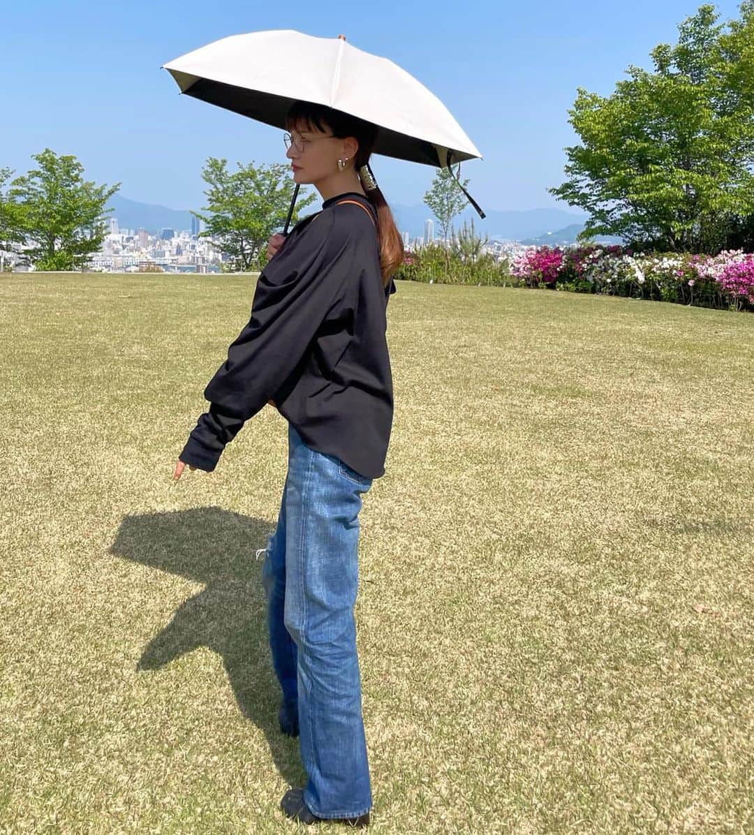 渡部麻衣のインスタグラム：「⛱⛱⛱  折り畳みタイプの日傘は スーパーシンプルな物を愛用中っ⛱ @untule_official   広島ロケでも大活躍でした♡  この前トークショーをやった時に 「母の日のプレゼント💐」として 日傘を購入する方々をみて 「なるほど☝️」と思い 私も今年はそうする予定😉  皆様はもう決めましたか？？？  #母の日 #母の日プレゼント #日傘」