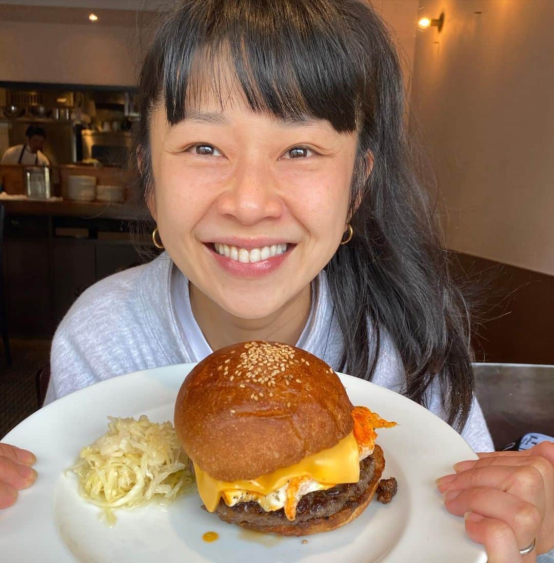 YOPPYのインスタグラム：「. このハンバーガー 2,700円しました  高いけど美味しかった けどやっぱり高いと美味しのは当たり前に感じる 　 見つけた感は少ないけど 美味しいに出会えたのはほんまの話  ドリンク飲んだら3,000円  高いもんは美味しくて当たり前 な 貧乏な脳みそぐったり  こんなに美味しいのに　この値段‼️みたいなお得感が好きなオバタリアン  日曜日ありがとう おやすみなさい」