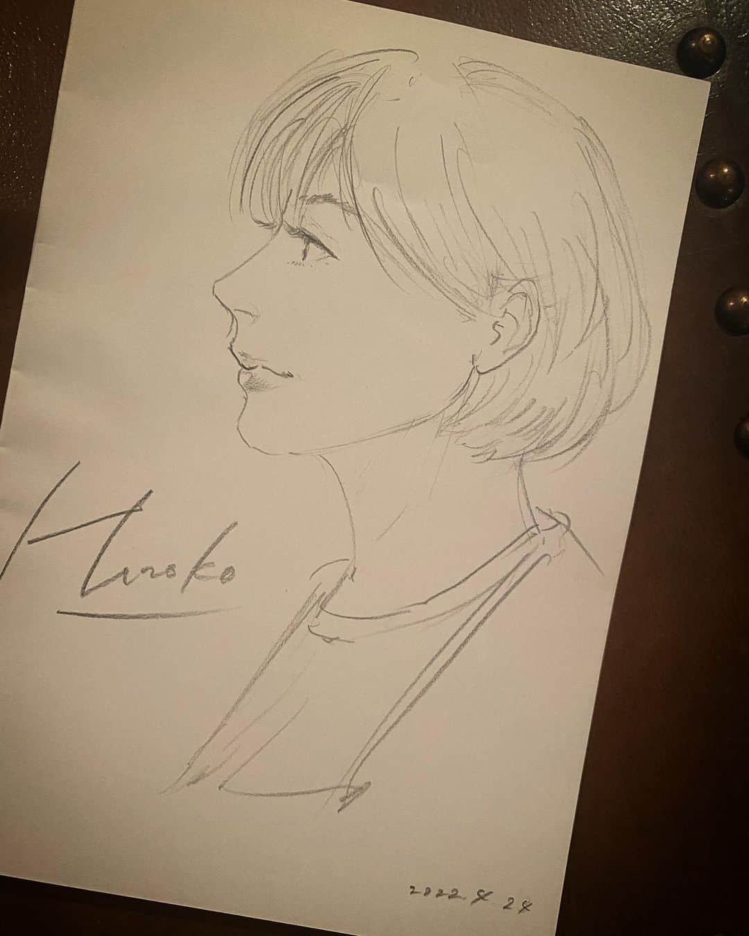 畑野ひろ子のインスタグラム：「@mai_katsumi さんとの出会いで、描いて頂いた絵。本物より素敵に描いていただきました😅 二枚目は、麻衣さんの絵に次女が色を塗った私。 私も、絵を勉強したい😌」