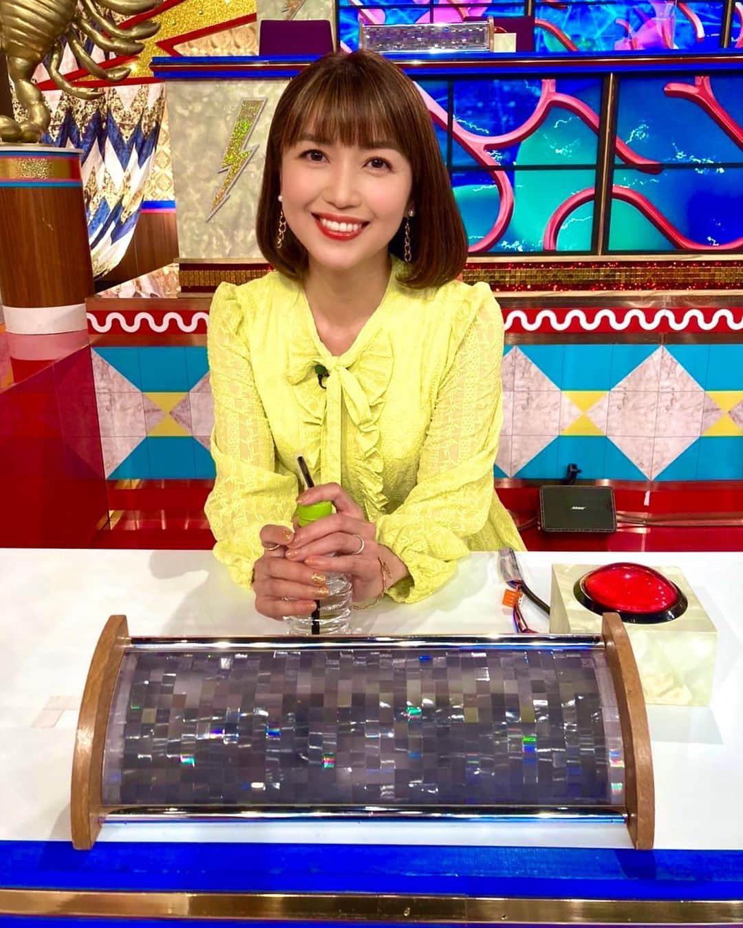 新妻聖子のインスタグラム：「4/25(月)20:00〜22:00 TBS系列 『クイズ！THE違和感　東京ディズニーリゾート＆ディズニー映画スペシャル！』 に出演いたしますー📺  2002年1月に「王様のブランチ」レポーターとしてデビューしてから早20年!!😳 TBSに来るといつも初心にかえるツマツマなのです。  しかし収録で久々にプロのメイクさんと衣装さんに色々整えてもらって、「あー普段からもっとちゃんとしよう」と思った🤪  なんでしょうね、「ボディガード」終わってからちょっと抜け殻で、なんか肉体も精神もポヨポヨしておる。  いやほんと「痩せたい痩せたい」言ってチョコパイ食べてる場合じゃないわね!!🍰 #クイズthe違和感  #tbs  #王様のブランチ  #新妻聖子 #チョコパイ  #生チョコパイ  #首都圏スーパー限定」