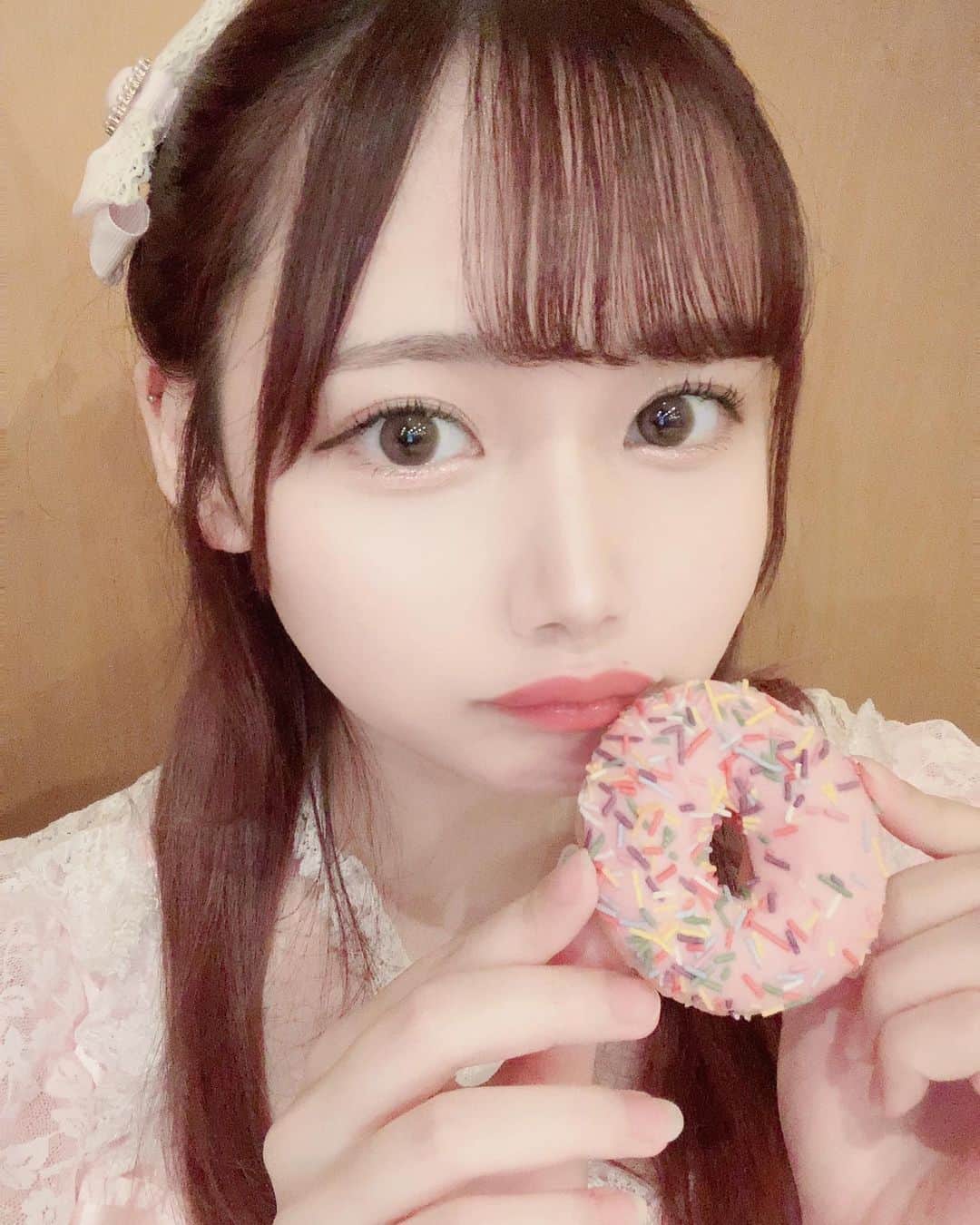 のインスタグラム：「最近前髪わけてる🐶  まつ毛パーマりなさん @s3.rina.s3 にしてもらったからまつ毛くるくるでうれしい🥺💕」
