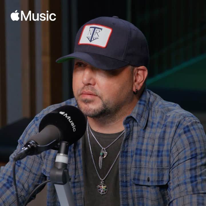 のインスタグラム：「I joined @kelleighbannen for a brand new episode of #TODAYSCOUNTRY to discuss the song "Your Mama" from my new album #GEORGIA! Listen on @applemusic. Link in story.」