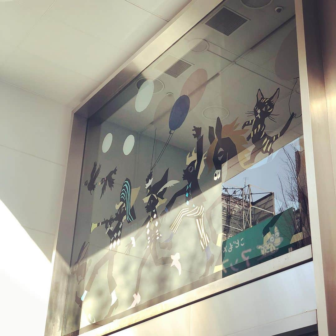 岡田育さんのインスタグラム写真 - (岡田育Instagram)「The classic window decoration of a bank at a main street in Shibuya since my childhood. The bank has gone due to another gentrification (!!!) but hope it will remain as it is. #seijifujishiro #藤城清治  #明治通り #shibuya . 銀行なくなっちゃったけどこの壁面はなくならないでほしい。 .」4月25日 3時42分 - okadaic