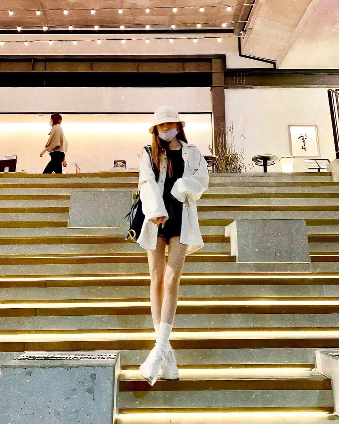 加賀美早紀のインスタグラム：「ご報告です🫡🫡🫡  て、 そんなたいそうな事では無いのですが。。  同行援護の資格取りました。  (障害者自立支援法第5条第4項において、「視覚障害により、移動に著しい困難を有する障害者等につき、外出時において、当該障害者等に同行し、移動に必要な情報を提供するとともに、移動の援護その他の厚生労働省令で定める便宜を供与すること」)  🫥🫥🫥  簡単にいうと、 視覚障がい者が目的地に向かうために、 必要な情報を提供したり 安全を確保したりして、 外出に必要な援護を行う　っていうものです。  ずっと思ってはいたのですが、 形にしてみました🫶  知識が無いと もし何かあった時に 安全に不安無く感じていただけることは出来ないかなと思いまして。  命懸けで誰かを守りたいと思ったっていいじゃない。🫰🫰🫰  何か始めるのに年齢て関係ないなーって。  何かやりたい事ある方、 少し動いてみては如何でしょうか。 挑戦して背伸びしてみたら、 意外とソレは手が届く場所にあるのかもしれません。  挑戦には背伸びが必要で たまに足が攣りそうになるけど、 そんなの大した事ない。  #同行支援 #視覚障害者 #障害者 #介護 #手助け #福祉 #資格取得」
