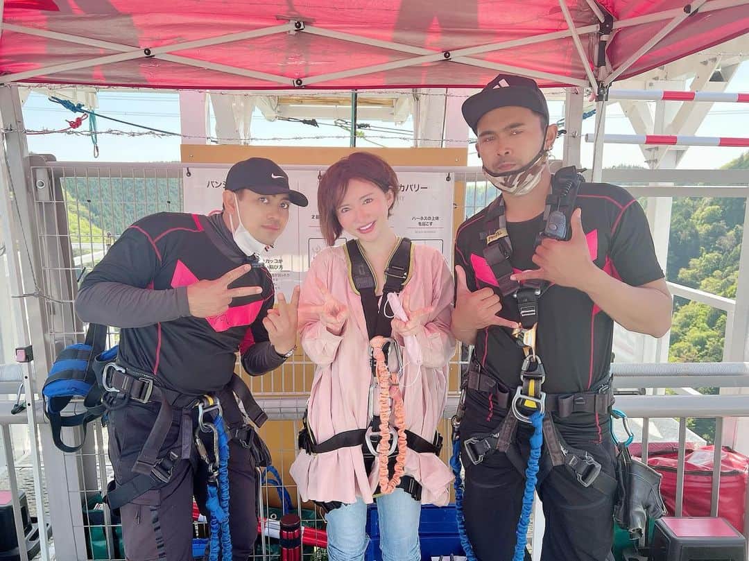 里美ゆりあのインスタグラム：「日本一高いバンジーに挑戦してきました！！😁  なんと！215メートル！！  まじで飛ぶ寸前の台に立つ時が1番の恐怖！！  スタッフの皆さんが盛り上げてくれたお陰で助かりましたm(_ _)m  お母さんお父さんーー！！って叫んでイキました😅  肝を試した良いチャレンジになりました😆  皆もつべこべ言わず飛んでみてね笑  YouTubeで今度配信します❣️  #岐阜 #バンジージャンプ  #日本一 #no1  #bungee」
