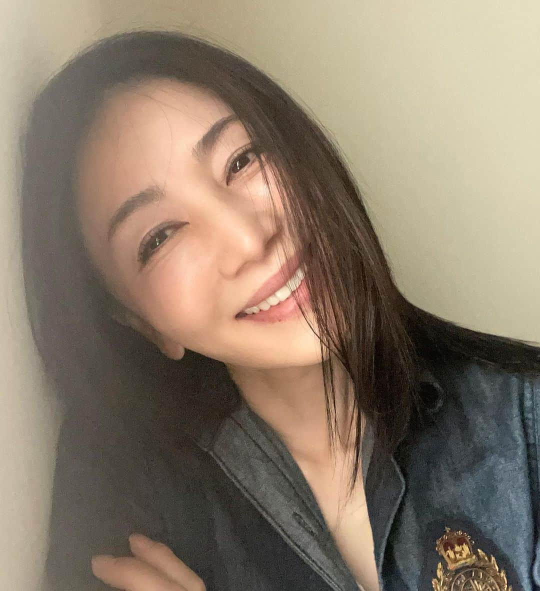 坂村かおるのインスタグラム：「最近は、髪の調子が凄く良いんです💕 ・ ここ何年か、薄くなったり、髪質が変わったりして悩んでいました😭 ・ 色々と試してみましたが、サプリメントの中ではパントガールがとても効果が有りました☺️ ・ 飲み始めて1ヶ月くらいから髪がしっかりしてきて、3ヶ月後には産毛がふわふわと生えてきたんです‼️ ・ 髪が元気になると、もっと色々としてあげたくなって、ヘアケア商品もいい物が沢山あるので、新商品が出てると試しています☺️ ・ ・ 今月の美ST6月号でも、髪のお手入れやマッサージ法が掲載されていますので、髪に悩んでいる女性へ必見ですよ😄 ・ ・  いつも「いいね！」を頂きありがとうございます。 皆さんのコメントに元気を貰っています😊  #クィーンオブ美魔女 #team美魔女 #美ST #坂村かおる #トータルビューティーアドバイザー #美しく老いる #バランス #美容 #コスメ #ファッション #今日のコーデ #トータルバランス #お洒落な人と繋がりたい #コスメ好きな人と繋がりたい #美意識高い人と繋がりたい #美魔女 #美魔女が変わる #アップデートしてる人と繋がりたい #自分らしくアップデート #薄毛女子  #薄毛改善 #薄毛」