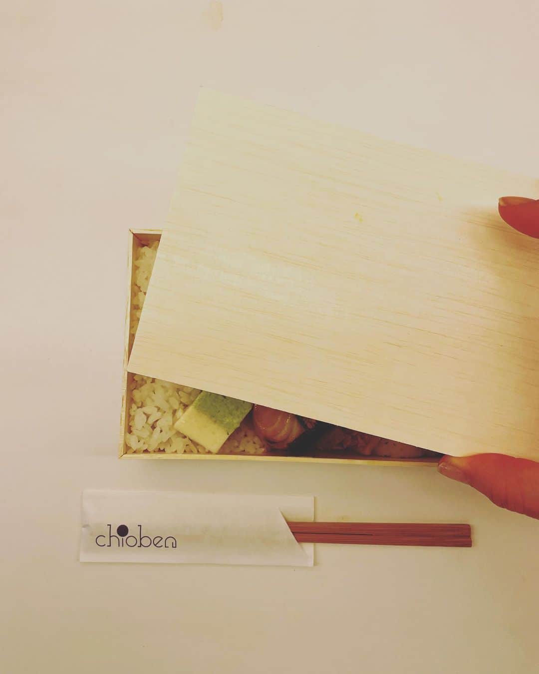 のインスタグラム：「♫ おべんと おべんと うれしいな〜  開ける瞬間が わくわくする。  毎日弁当は作っているけど 人が作ってくれたお弁当は なんでこんなにわくわくするんだろー？  自分が作ったもの→弁当 人が作ってくれたもの→お弁当  「お」をつけたくなる🙏  今日は撮影で お昼にチオベンさんのお弁当をいただきました🙏🍱」