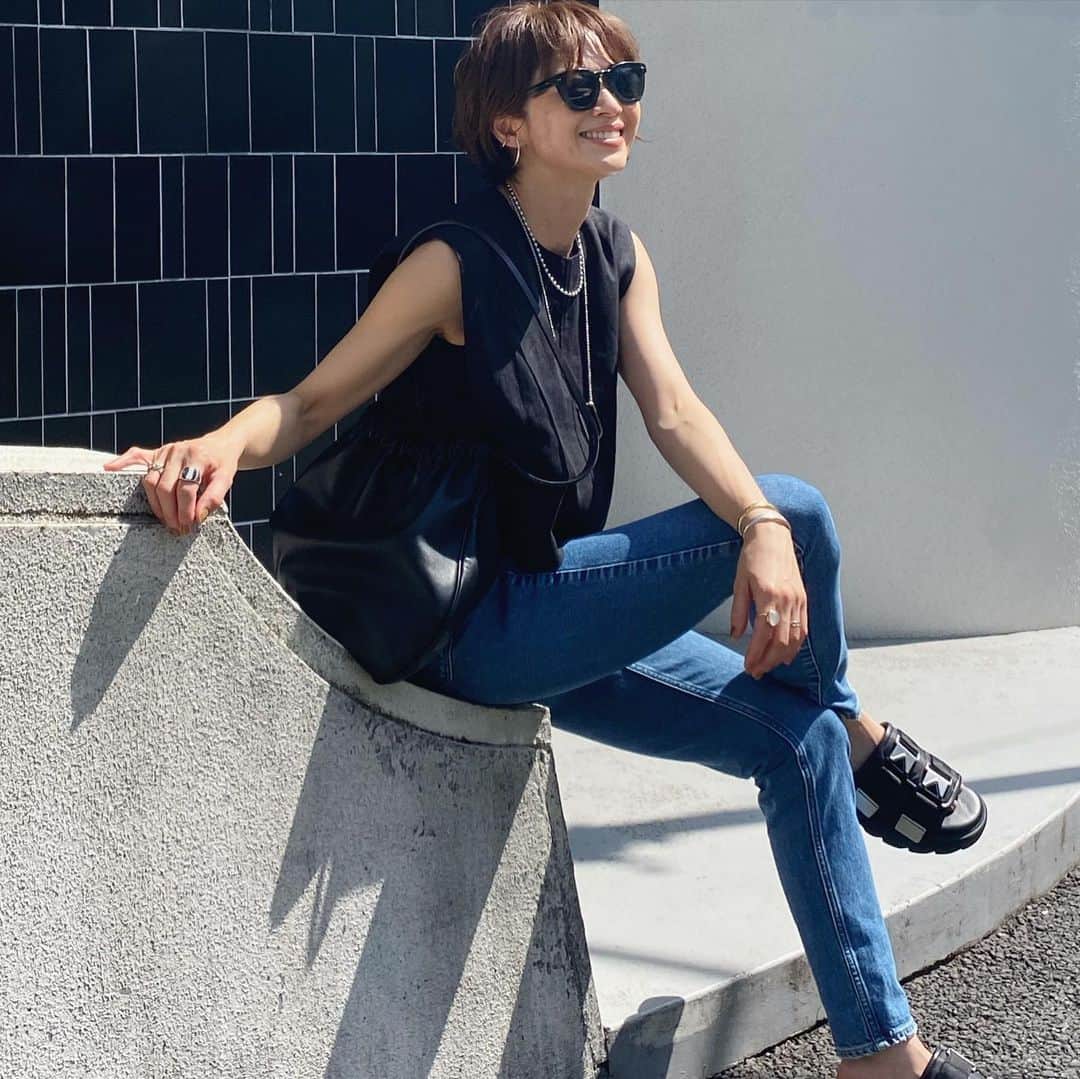 畑野ひろ子のインスタグラム：「今日は、都内ロケです📷 すっかり夏の日差し☀️と思いきや、今日は貴重な晴れ間みたいですね。 今日の　#ootd は、　@upperhights から出たハイデニムで。ロケバス移動も多い日は、楽ちんなデニム率が高い😁今日は、タンクトップにリネンのベストを重ねました。 今、ハイライズを購入すると、デニムのケア用のアロマミストがもらえるキャンペーン中でした！香りがとってもいいシトラスウッディ調🥰  #upperhights #アッパーハイツ」