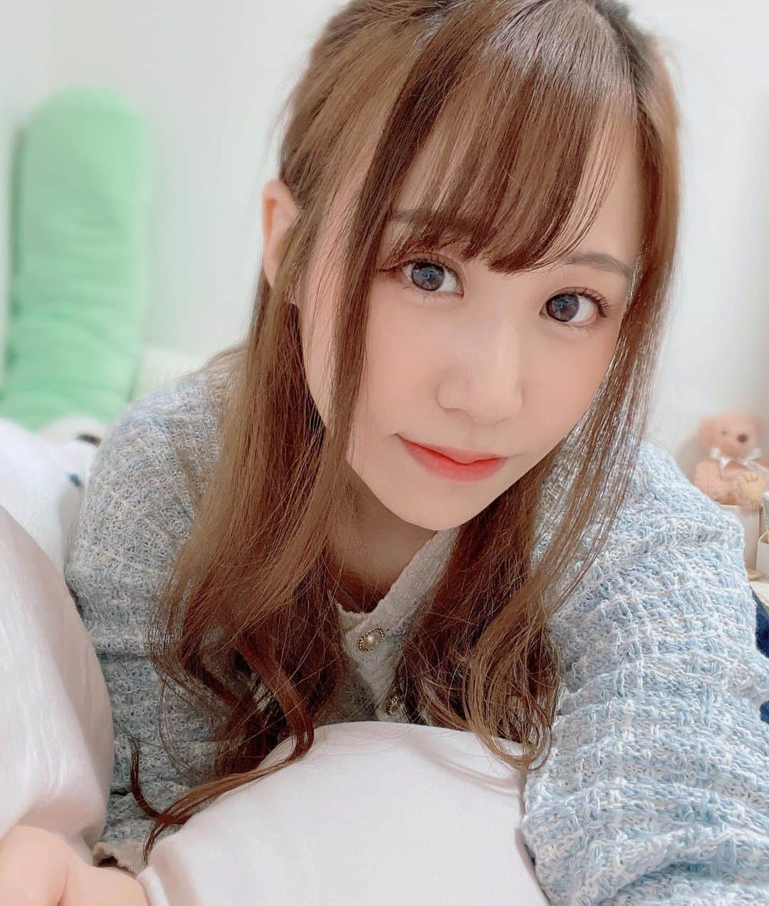 雪乃凛央のインスタグラム：「. (2枚目)きのうはお友だちのお手伝いでおそろいのお洋服をいただいたの～＆かわいいリップまでもらっちゃった！みて！💋 . . . . コメント読んでます。いつもありがとう～！ほしいものリスト置いてっていってくれた方もありがとう😭あいしてくれてありがとう😭またnote更新します」