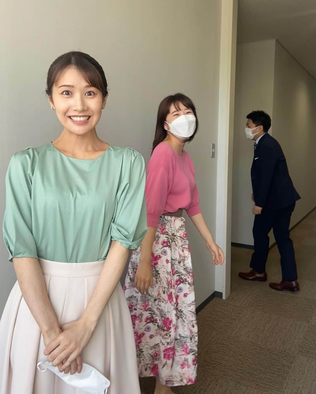 島津咲苗さんのインスタグラム写真 - (島津咲苗Instagram)「はなちゃんが入ってきた〜 と思っていたら...👉(2枚目)笑  今週も #ドデスカ よろしくお願いします😊 . . . #愛知 #名古屋 #三重 #岐阜 #メーテレ #ドデスカ #メーロメロ #竹田基起 #小松﨑花菜 #島津咲苗 #アナウンサー #メーテレアナウンサー #衣装 #春服 #パステルカラー」4月25日 15時37分 - sanae_shimazu