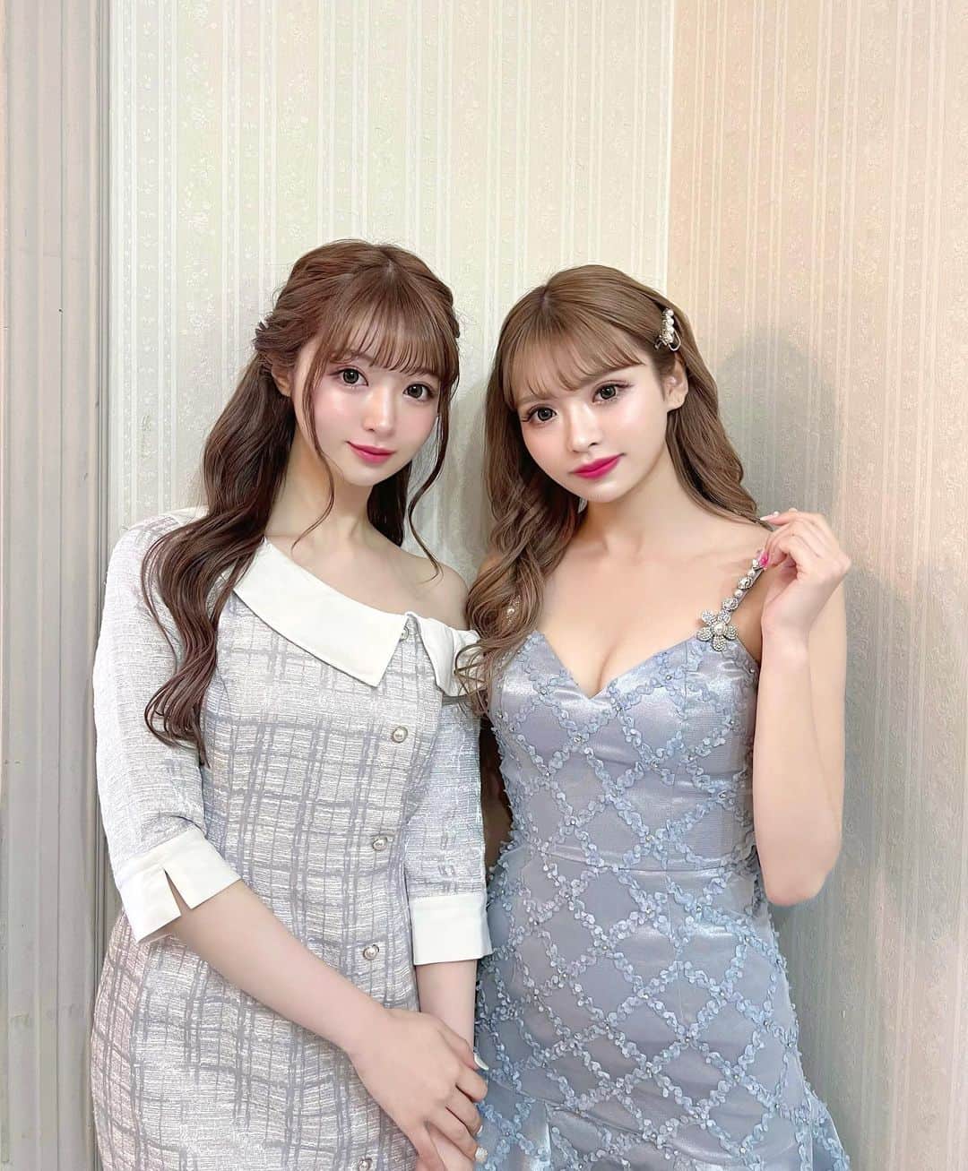のインスタグラム：「. みいえめ🐰🐻‍❄️💕 タイミングよくブルー被りして記念に写真撮った💗 えみうちゃんが来てるツイードワンピ、 さっき試着したんだけど可愛すぎた🥺💕 デコルテの見え方が綺麗🎀 私が着てるドレスは今日発売のブルーです♡ . #mmeeme #robedefleurs」