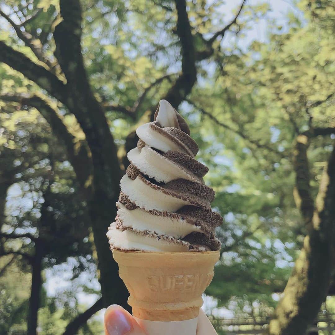 樋口柚子のインスタグラム：「たくさん歩いたからあっつ〜い🫠 ソフトクリームっていつでもワクワクするし特別アイス🍦」