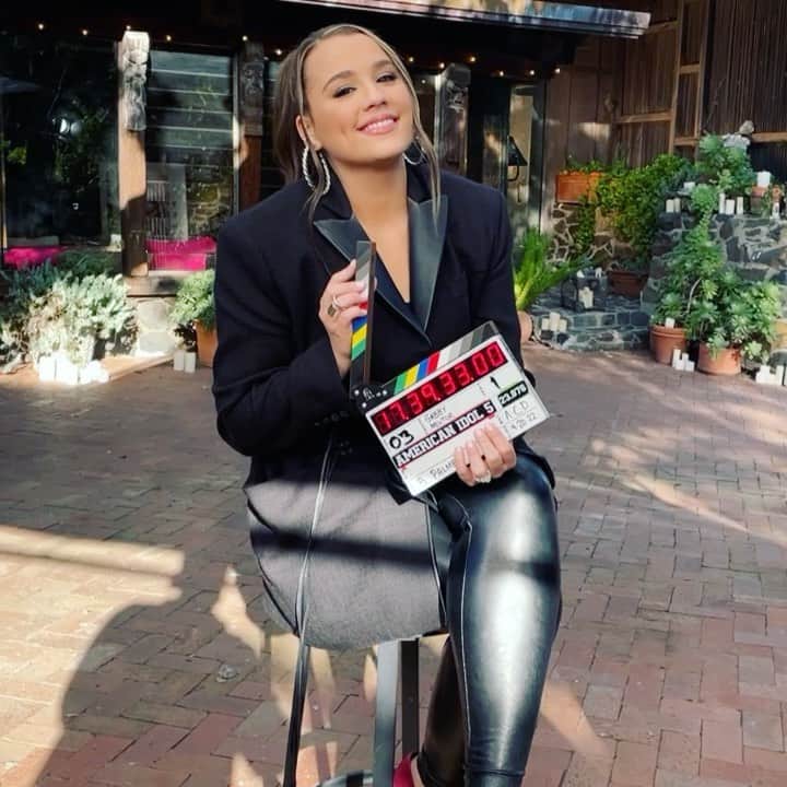 ギャビー・バレットのインスタグラム：「Tune in! See you TONIGHT 🤍 glad to be apart of this season, mentoring! @americanidol」