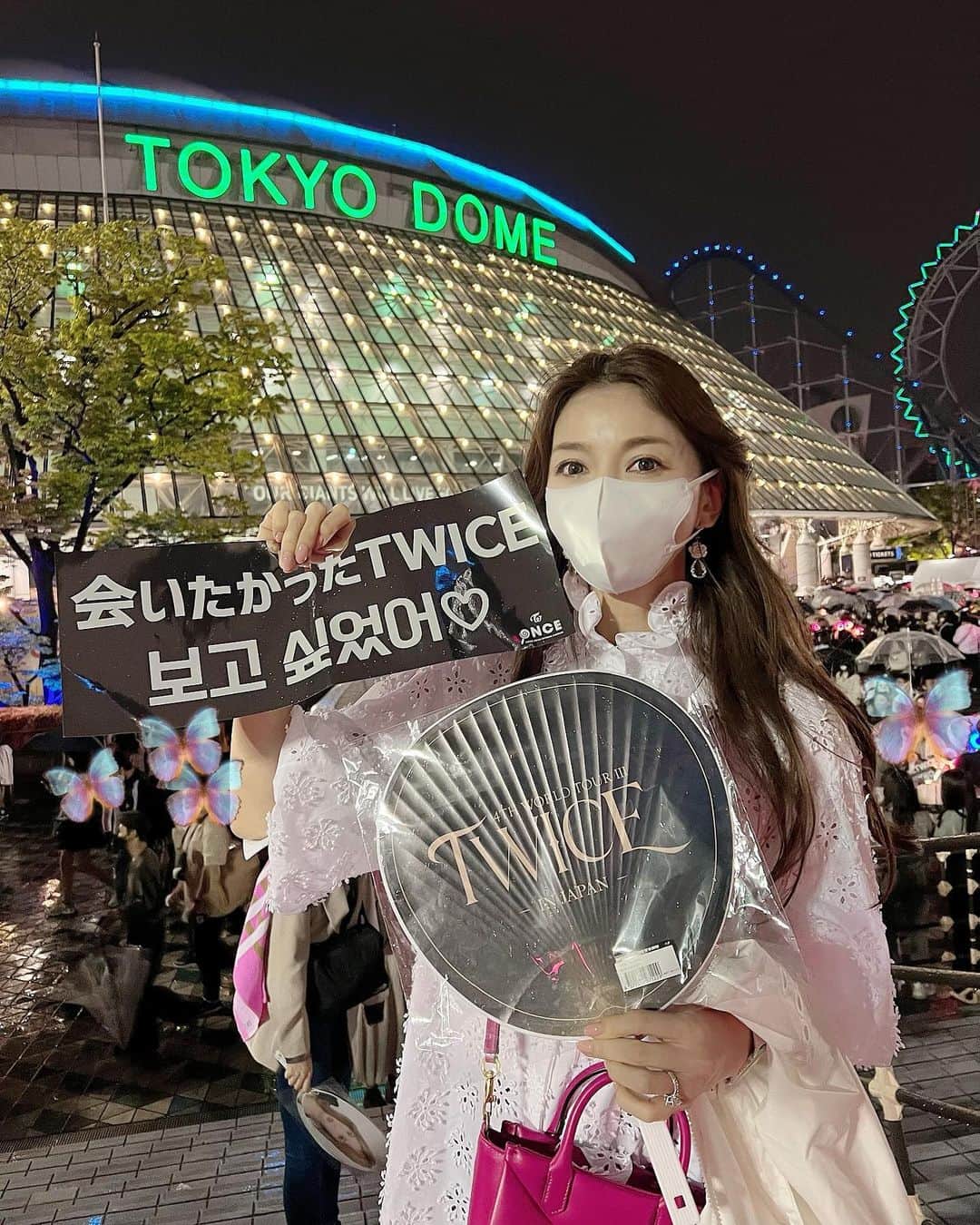 のインスタグラム：「・ 雨のTOKYO DOME  初めて当選した 💗💗『TWICE 4TH WORLD TOUR Ⅲ in JAPAN』💗💗💗💗  歓声を我慢し 精一杯の拍手。 5万5千人のONCEの中 キラキラ輝く彼女達に 魅了されました🥹✨💗  美しくて可愛くて 歌もダンスも それぞれの魅力いっぱいの パフォーマンス最＆高🙌🏻  MVでは映っていない パートの振り付けも 見られてレア🤩🫧🫧🫧 たくさんのパワーと勇気を頂きました🎉 #twice#tokyodome #worldtour#jyp #jyptwice #雨と熱気で 髪はザンバラ#でも幸せで胸いっぱい#感謝🫶🏻🫶🏻🫶🏻」