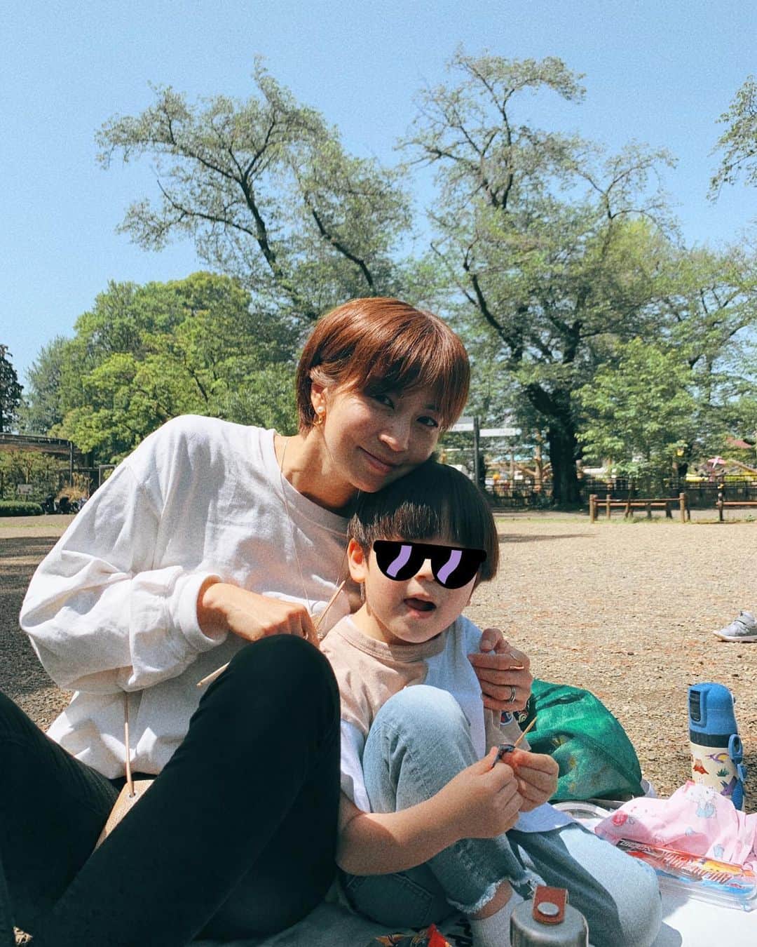 のインスタグラム：「おはようございます☀  今日は、名古屋撮影✨ いってきまーす！  先日の遠足の写真🤍ママ友が撮ってくれました☺️ お弁当少し残して、おやつ食べてる人。仕方ないか。。  月曜日、21時からは「I.M.A」 公開です！ 早くも今夜は8回目🤍 トークテーマ 「40さいになりました。」です。 子育てや、最近のことについて キッチンからお送りしています。 毎回料理してる。笑  良かったらお聴きくださいませ。。 ↓ https://preview.page.link/artistspoken.page.link/2xpt  #あいま　#aima #podcast #radio #mama #遠足 #お弁当　#残した人　#おやつ好き」