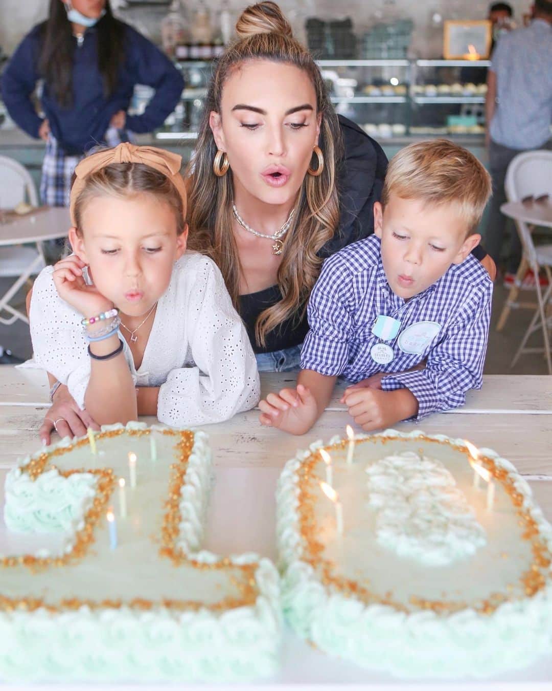 Elizabeth Chambers Hammerのインスタグラム：「A few weeks ago, my first BIRD baby turned TEN! It has been a wild month of incredible growth and milestones, but above all, I’m just extraordinarily grateful for our BIRD teams, loyal guests, and for my children who always understand what it means to put in the work and have fun while we’re doing it. Thank you, SA, happy 5th Birthday, Dallas, and 1st Birthday (on my beloved grandmother’s birthday), Denver. The best is yet to come and it’s all happening now. 🕊」