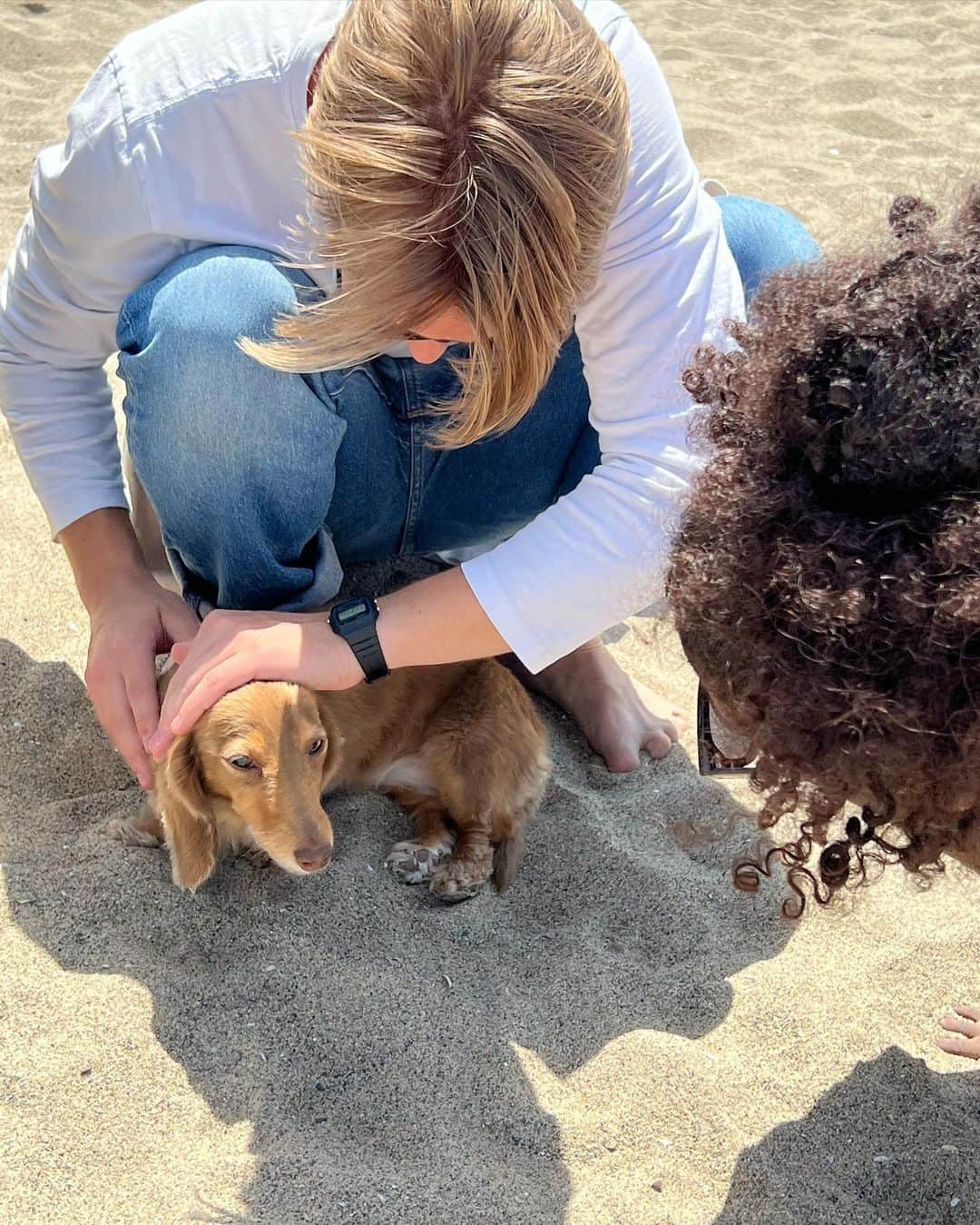 ローラさんのインスタグラム写真 - (ローラInstagram)「Sunday beach breathwork🌊今日は、カリフォルニアにあるベニスビーチで呼吸法のトレーニングを受けにきたよ❗️  たまたま携帯でみつけてよやくをしてみたの💕  人間と呼吸ってすごく深いなぁって。  わたしは、ストレスを感じたり落ち込んだりすると、呼吸が浅くなるの。逆に癒しや幸せを感じると呼吸がゆっくり流れて深くなっている事を感じるの。  でも、やっぱりいつも意識をするのは得意じゃなくって。。  どんどんレッスンをしてうまくバランス良くできるようになりたいなって。  このレッスンの時、最初の10分は何も感じなくて、、そうしたら、急にヒーリングの音楽と共に涙がでてきて、、心の奥にある何かが流れた感じがしたの、、。そして一緒にいる人達と、人種も全てを超えた、なにか深い愛とリスペクトを感じたんだ。。んん。言葉で表すのは難しいなぁ😁  また訪れてみようっと。 いつか習得をしたらみんなにもシェアをしたいなぁ🌱  ありがとう　@op_e___n 💕  I happened to find it on my phone and made a reservation for beach breathwork🌊  I'm a very sensitive person, so when I feel stressed or anxious, my breathing becomes shallow. When I feel happy, I breathe deeply and for longer. But I'm not used to being conscious of breathing yet.  Breathing with people is very deep.  For the first 10 minutes I didn’t feel anything, and then suddenly tears came out and I felt that something in my heart was flowing.  After finishing, I got up and felt like smiling with everyone I met. People from all walks of life and from different backgrounds. There's no walls up there,  help each other and feel loved.   It's a deep bond between people..  I started to appreciate and love something about myself💕  I would like to visit again!!  If I learn it well someday, I want to be able to share it with everyone😁💕 ♥️Thank you @op_e___n」4月25日 9時45分 - rolaofficial