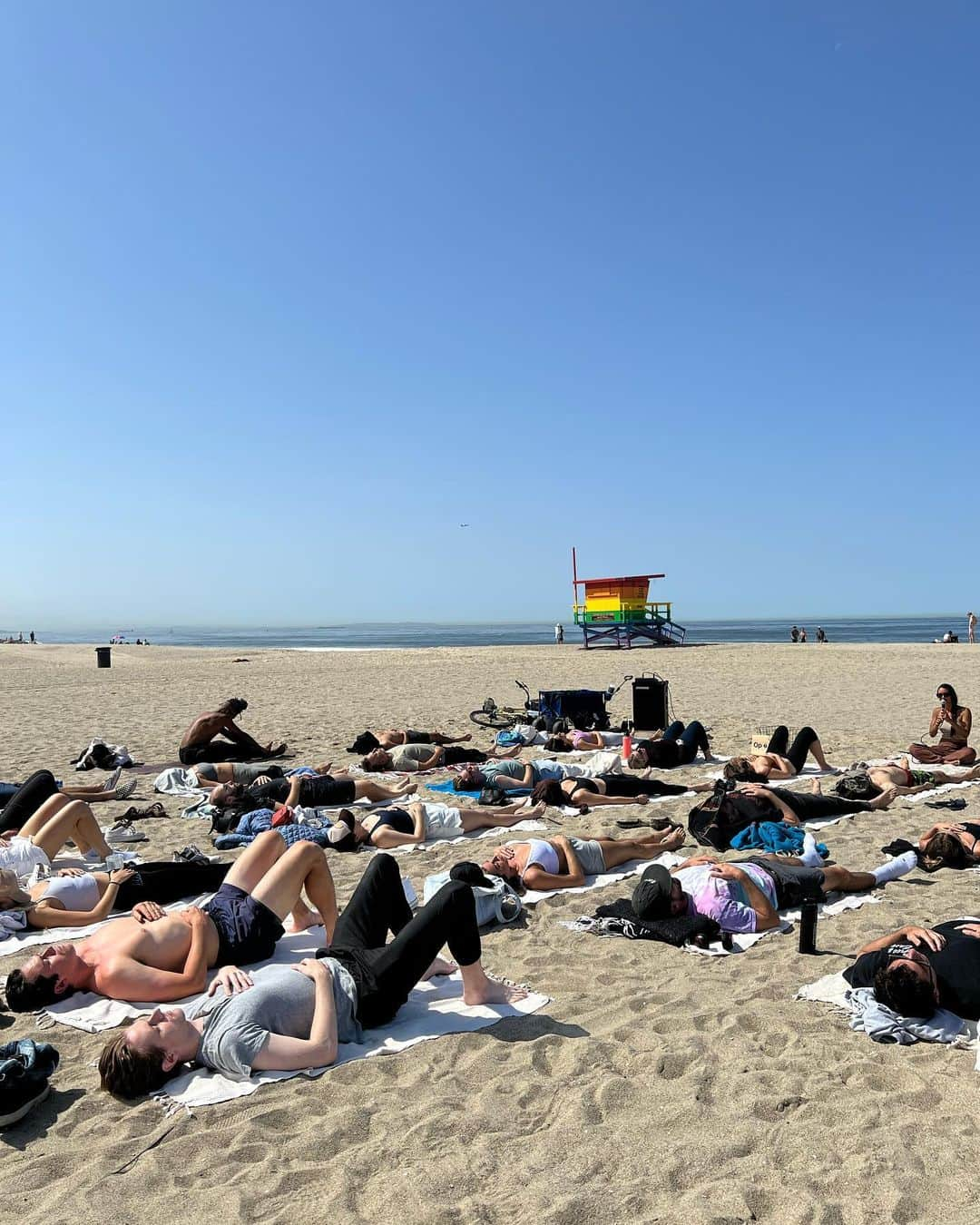 ローラさんのインスタグラム写真 - (ローラInstagram)「Sunday beach breathwork🌊今日は、カリフォルニアにあるベニスビーチで呼吸法のトレーニングを受けにきたよ❗️  たまたま携帯でみつけてよやくをしてみたの💕  人間と呼吸ってすごく深いなぁって。  わたしは、ストレスを感じたり落ち込んだりすると、呼吸が浅くなるの。逆に癒しや幸せを感じると呼吸がゆっくり流れて深くなっている事を感じるの。  でも、やっぱりいつも意識をするのは得意じゃなくって。。  どんどんレッスンをしてうまくバランス良くできるようになりたいなって。  このレッスンの時、最初の10分は何も感じなくて、、そうしたら、急にヒーリングの音楽と共に涙がでてきて、、心の奥にある何かが流れた感じがしたの、、。そして一緒にいる人達と、人種も全てを超えた、なにか深い愛とリスペクトを感じたんだ。。んん。言葉で表すのは難しいなぁ😁  また訪れてみようっと。 いつか習得をしたらみんなにもシェアをしたいなぁ🌱  ありがとう　@op_e___n 💕  I happened to find it on my phone and made a reservation for beach breathwork🌊  I'm a very sensitive person, so when I feel stressed or anxious, my breathing becomes shallow. When I feel happy, I breathe deeply and for longer. But I'm not used to being conscious of breathing yet.  Breathing with people is very deep.  For the first 10 minutes I didn’t feel anything, and then suddenly tears came out and I felt that something in my heart was flowing.  After finishing, I got up and felt like smiling with everyone I met. People from all walks of life and from different backgrounds. There's no walls up there,  help each other and feel loved.   It's a deep bond between people..  I started to appreciate and love something about myself💕  I would like to visit again!!  If I learn it well someday, I want to be able to share it with everyone😁💕 ♥️Thank you @op_e___n」4月25日 9時45分 - rolaofficial