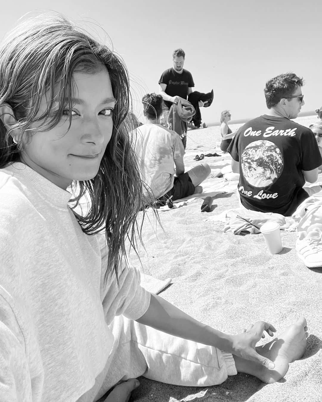 ローラのインスタグラム：「Sunday beach breathwork🌊今日は、カリフォルニアにあるベニスビーチで呼吸法のトレーニングを受けにきたよ❗️  たまたま携帯でみつけてよやくをしてみたの💕  人間と呼吸ってすごく深いなぁって。  わたしは、ストレスを感じたり落ち込んだりすると、呼吸が浅くなるの。逆に癒しや幸せを感じると呼吸がゆっくり流れて深くなっている事を感じるの。  でも、やっぱりいつも意識をするのは得意じゃなくって。。  どんどんレッスンをしてうまくバランス良くできるようになりたいなって。  このレッスンの時、最初の10分は何も感じなくて、、そうしたら、急にヒーリングの音楽と共に涙がでてきて、、心の奥にある何かが流れた感じがしたの、、。そして一緒にいる人達と、人種も全てを超えた、なにか深い愛とリスペクトを感じたんだ。。んん。言葉で表すのは難しいなぁ😁  また訪れてみようっと。 いつか習得をしたらみんなにもシェアをしたいなぁ🌱  ありがとう　@op_e___n 💕  I happened to find it on my phone and made a reservation for beach breathwork🌊  I'm a very sensitive person, so when I feel stressed or anxious, my breathing becomes shallow. When I feel happy, I breathe deeply and for longer. But I'm not used to being conscious of breathing yet.  Breathing with people is very deep.  For the first 10 minutes I didn’t feel anything, and then suddenly tears came out and I felt that something in my heart was flowing.  After finishing, I got up and felt like smiling with everyone I met. People from all walks of life and from different backgrounds. There's no walls up there,  help each other and feel loved.   It's a deep bond between people..  I started to appreciate and love something about myself💕  I would like to visit again!!  If I learn it well someday, I want to be able to share it with everyone😁💕 ♥️Thank you @op_e___n」