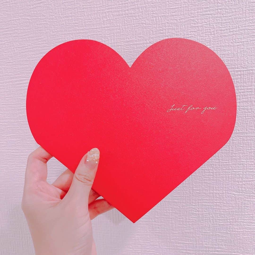 井口裕香さんのインスタグラム写真 - (井口裕香Instagram)「📝❤️❣️  ＼じゃ〜んっっっ／  先日の #デパプリ 現場で キュアプレシャス役菱川花菜ちゃんが キャストのみんなに声をかけてくれて メンメン役の半場友恵さんとわたしに 「ついに第７話放送！登場おめでとう❣️」 色紙をプレゼントしてくれましたあああ🥹✨  最近はなかなか色紙をいただく機会って少なくなってきて、あっても最終回とかお別れシーズンのときにいただくことが多かったから、こういうお祝い事で、こんなにも愛のこもった手書き色紙をいただくってなかなかなくて…本当に…本当に本当に、めちゃくちゃ感動しました…！嬉…！🥹✨  まさかの出来事にびっっっくりしちゃって 全然良いリアクションできなかった気がする😂笑  本当にびっくりして 本当にうれしいときって 言葉がでてこないものですね…🫣💭  スタッフのみなさま、 キャストのみなさま、 いつも本当にありがとうございます。 みんなの笑顔と声がわたしのチカラになります💪  そしてなにより！  観てくれるみなさまが笑顔になれるよう これからも一生懸命真摯にがんばります！  デパプリはまだまだ始まったばかり❣️ これから先もどうぞよろしくお願いいたします🥰❤️  （デパプリ話しつこくごめんよぅ〜🥺🫢🤭🤫🤗）」4月25日 10時32分 - ooo31_iguchiyuka_31ooo