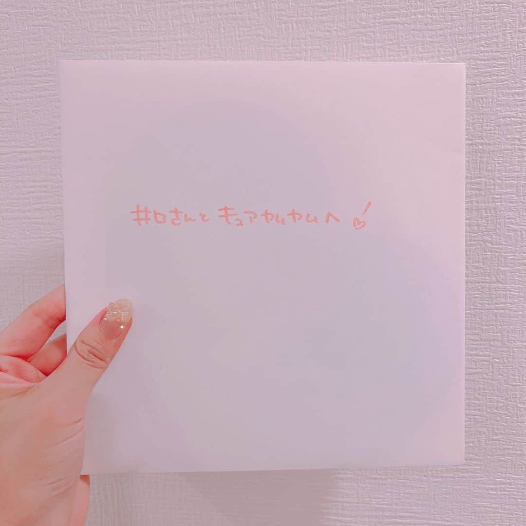 井口裕香さんのインスタグラム写真 - (井口裕香Instagram)「📝❤️❣️  ＼じゃ〜んっっっ／  先日の #デパプリ 現場で キュアプレシャス役菱川花菜ちゃんが キャストのみんなに声をかけてくれて メンメン役の半場友恵さんとわたしに 「ついに第７話放送！登場おめでとう❣️」 色紙をプレゼントしてくれましたあああ🥹✨  最近はなかなか色紙をいただく機会って少なくなってきて、あっても最終回とかお別れシーズンのときにいただくことが多かったから、こういうお祝い事で、こんなにも愛のこもった手書き色紙をいただくってなかなかなくて…本当に…本当に本当に、めちゃくちゃ感動しました…！嬉…！🥹✨  まさかの出来事にびっっっくりしちゃって 全然良いリアクションできなかった気がする😂笑  本当にびっくりして 本当にうれしいときって 言葉がでてこないものですね…🫣💭  スタッフのみなさま、 キャストのみなさま、 いつも本当にありがとうございます。 みんなの笑顔と声がわたしのチカラになります💪  そしてなにより！  観てくれるみなさまが笑顔になれるよう これからも一生懸命真摯にがんばります！  デパプリはまだまだ始まったばかり❣️ これから先もどうぞよろしくお願いいたします🥰❤️  （デパプリ話しつこくごめんよぅ〜🥺🫢🤭🤫🤗）」4月25日 10時32分 - ooo31_iguchiyuka_31ooo