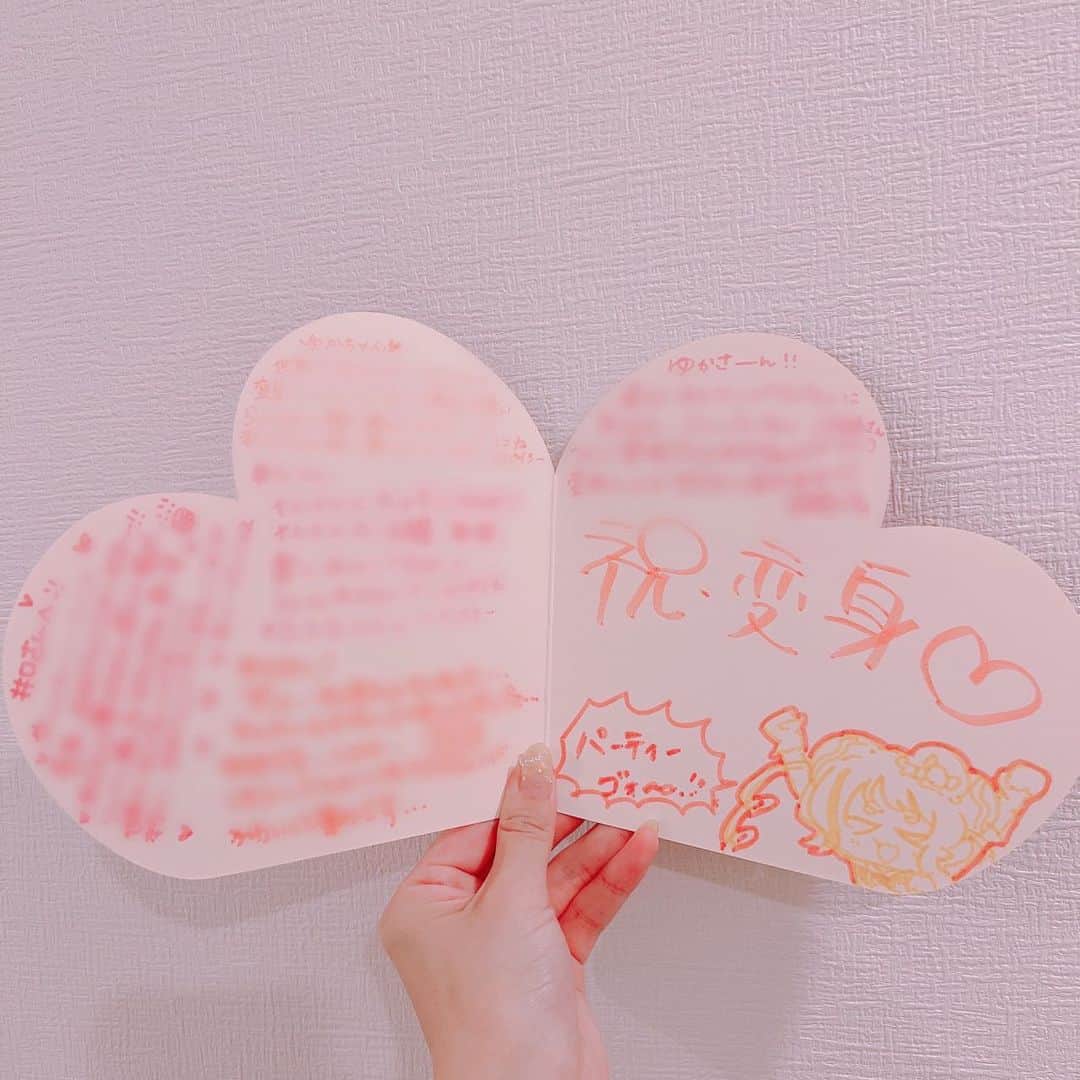井口裕香さんのインスタグラム写真 - (井口裕香Instagram)「📝❤️❣️  ＼じゃ〜んっっっ／  先日の #デパプリ 現場で キュアプレシャス役菱川花菜ちゃんが キャストのみんなに声をかけてくれて メンメン役の半場友恵さんとわたしに 「ついに第７話放送！登場おめでとう❣️」 色紙をプレゼントしてくれましたあああ🥹✨  最近はなかなか色紙をいただく機会って少なくなってきて、あっても最終回とかお別れシーズンのときにいただくことが多かったから、こういうお祝い事で、こんなにも愛のこもった手書き色紙をいただくってなかなかなくて…本当に…本当に本当に、めちゃくちゃ感動しました…！嬉…！🥹✨  まさかの出来事にびっっっくりしちゃって 全然良いリアクションできなかった気がする😂笑  本当にびっくりして 本当にうれしいときって 言葉がでてこないものですね…🫣💭  スタッフのみなさま、 キャストのみなさま、 いつも本当にありがとうございます。 みんなの笑顔と声がわたしのチカラになります💪  そしてなにより！  観てくれるみなさまが笑顔になれるよう これからも一生懸命真摯にがんばります！  デパプリはまだまだ始まったばかり❣️ これから先もどうぞよろしくお願いいたします🥰❤️  （デパプリ話しつこくごめんよぅ〜🥺🫢🤭🤫🤗）」4月25日 10時32分 - ooo31_iguchiyuka_31ooo