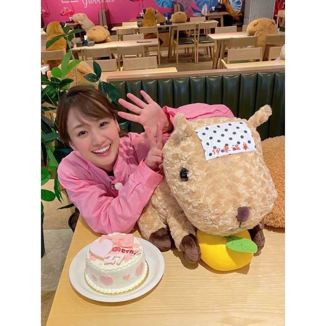 井上清華のインスタグラム：「先週23日に、27歳になりました☺︎  お祝いのメッセージをくださった皆さん、ありがとうございます✨  めざましのやってセイカチームが、 お祝いしてくれました☺️ ケーキもやってセイカ✊かわいい🥺✊  ロケでお邪魔した、 伊豆シャボテン動物公園の皆さんも ありがとうございました🍊  #誕生日 #0423」