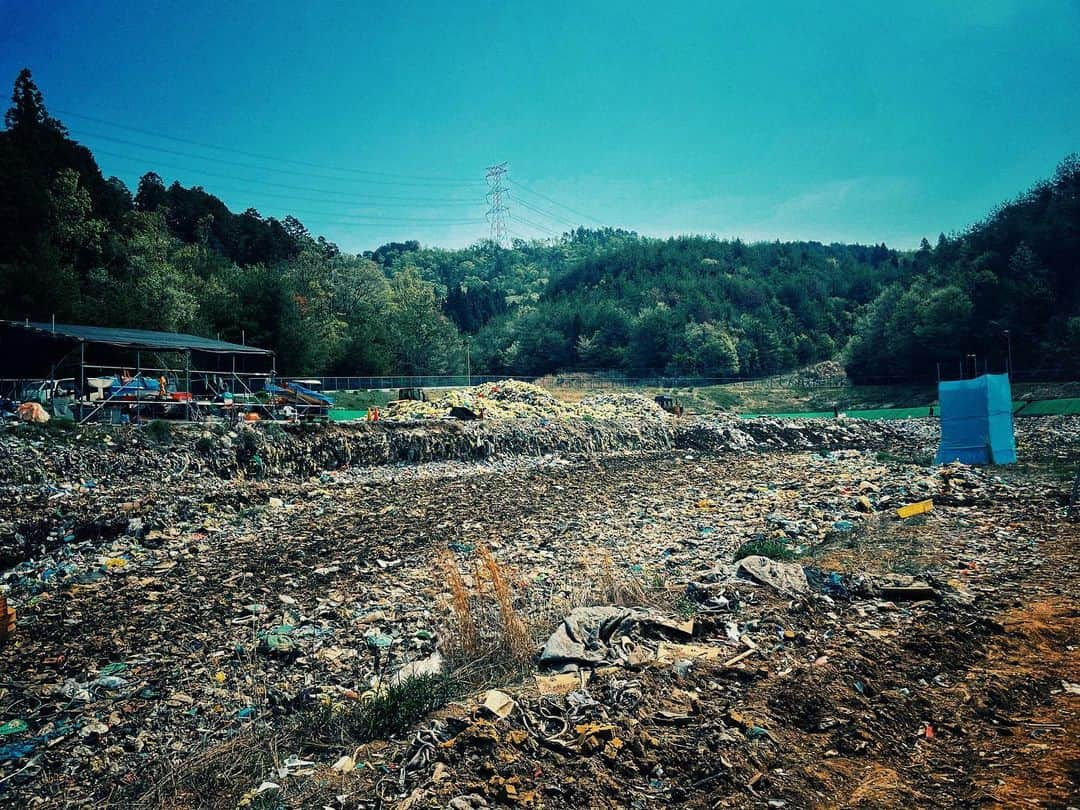 山崎潤のインスタグラム：「The end of the world  最果ての地での撮影一旦終了  終わりの地で始まりを迎えられて幸せでした  頭の中ではTHEE MICHELLE GUN ELEPHANTの「世界の終わり」が流れていました  #撮影 #京都 #theeodoftheworld #世界の終わり #theemichellegunelephant」