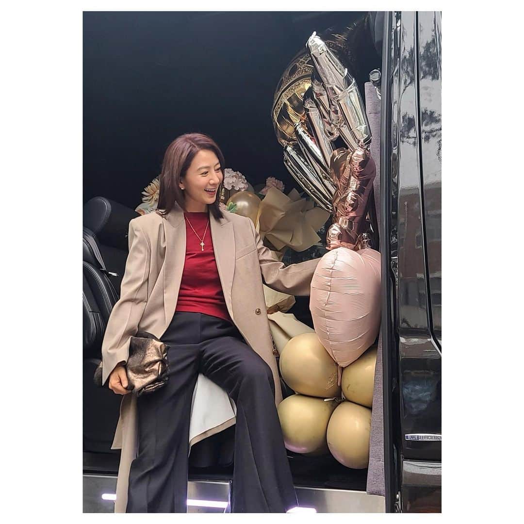 のインスタグラム：「. 매년 많은 분들께서 보내주시는 따뜻한 마음과 사랑에 행복한 생일을 맞이합니다! 올해도 정말 감사해요 🤍❤️ 여러분도 항상 건강하고 행복하세요 🙏🏻 . #KIMHEEAE #김희애 @yg_stage」