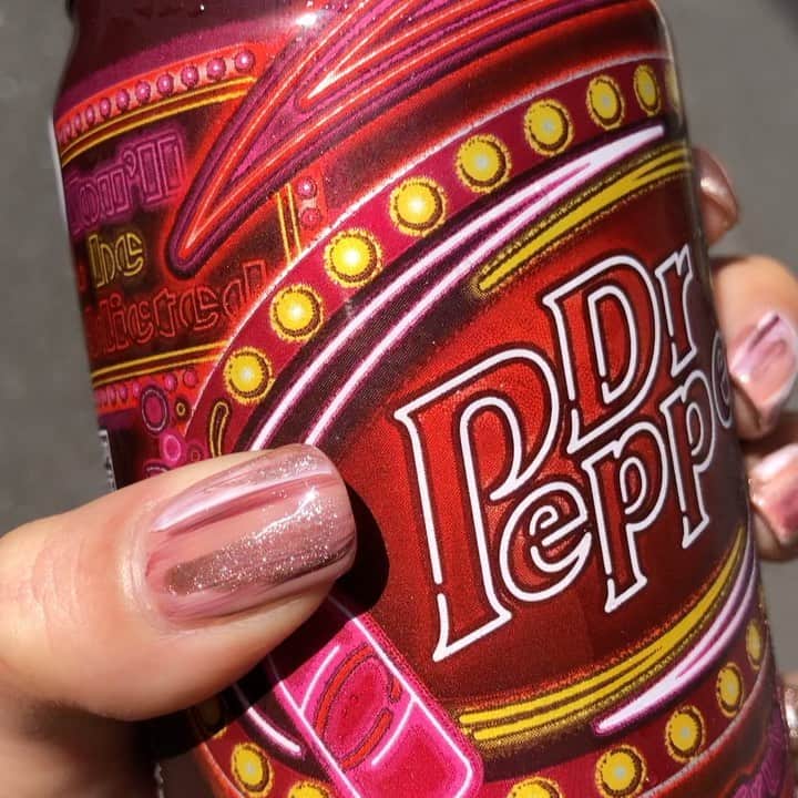 ケリーアンのインスタグラム：「ドクペ❤️ニュアンスネイル  #セルフネイル #ジェルネイル  #nailart #gelnails #nofilter #magnetnails #drpepper #nofilter   Items: @nanakara_jp Color gel: 001MW, 015M, 050M  @icegel_japan  Magnet gel: Star Galaxy 1154  @youngnails.jp  Base, Bild, Mani Q Top, Protein Bond」