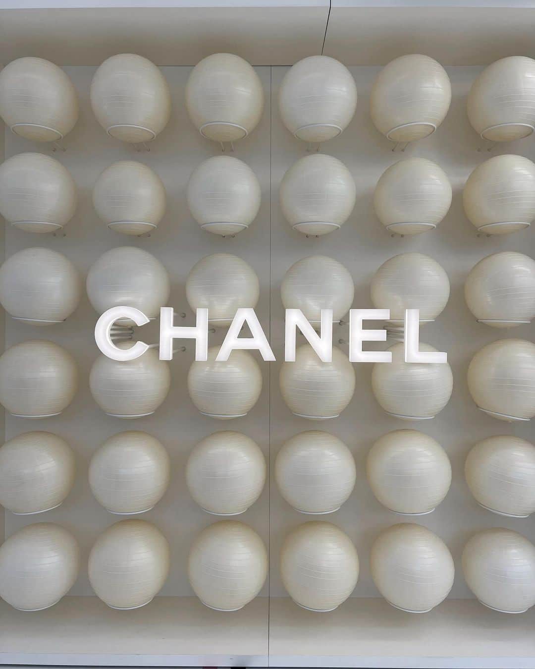 大屋夏南のインスタグラム：「CHANEL beauty house in Harajuku ✨ CHANELのコスメと香水が全部試せる夢のような場所、CHANELビューティーハウス🥺 予約なしでポンと入れるのが嬉しい💕  新作チェックはもちろん、お出かけ前のタッチアップにもいいよね🥰」