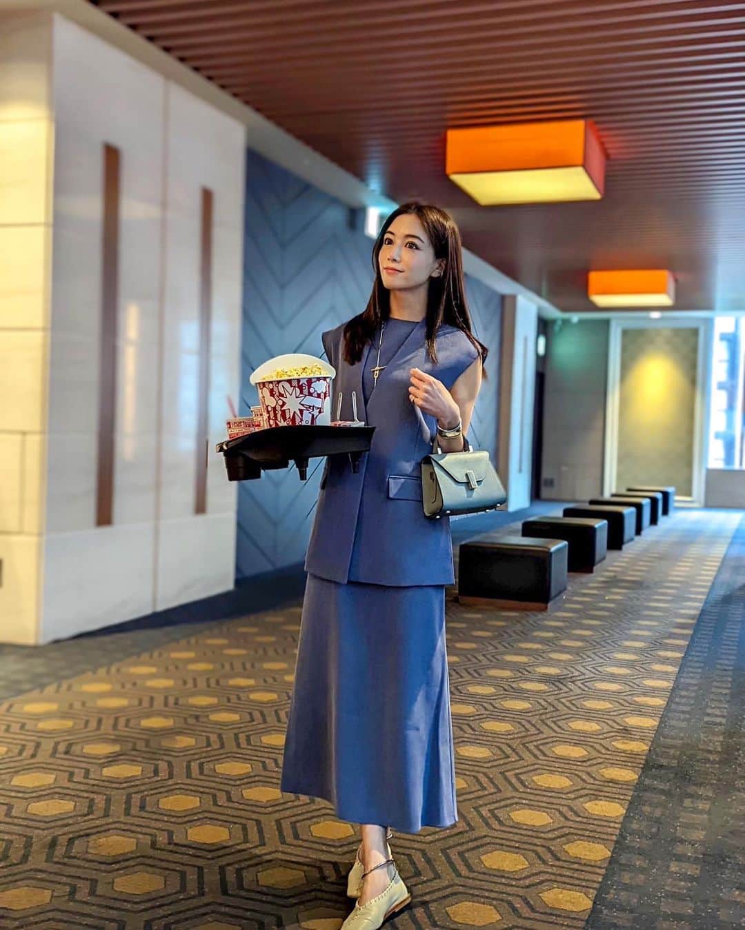 石井里奈さんのインスタグラム写真 - (石井里奈Instagram)「こんにちは💕 今日はオフィスコーデ😊 ジャケット暑い時はジレが大活躍🧡 今年はたくさんジレを購入してる気がしてます😚🍓 . jille... @milaowen_official  dress... @milaowen_official  shoes... @jilsander  bag... @valextra  . 綺麗なブルーに一目惚れ💙 セットアップでも着回ししても可愛く着られます🙆‍♀️✨ . 最近ヒールの靴買ってないなあ！ ぺたんこばっかり！ 可愛いキラキラサンダルを買ったのでまた載せます♥️ . #りなまるコーデ #コーディネート #milaowen #ミラオーウェン #コーデ #夏コーデ #ジレコーデ #ジレ #セットアップ #日本橋 #nihonbashi #jilsander #ジルサンダー #valextra #オフィスカジュアル #オフィスコーデ #通勤コーデ #通勤スタイル #ファッション #coordinate #ブルーコーデ #ブルー #blue #bluestyle #シルバーアクセサリー #シルバーアクセ #アクセサリー #ジュエリー #silver925 #jewelry」4月25日 12時36分 - ri7tin1025