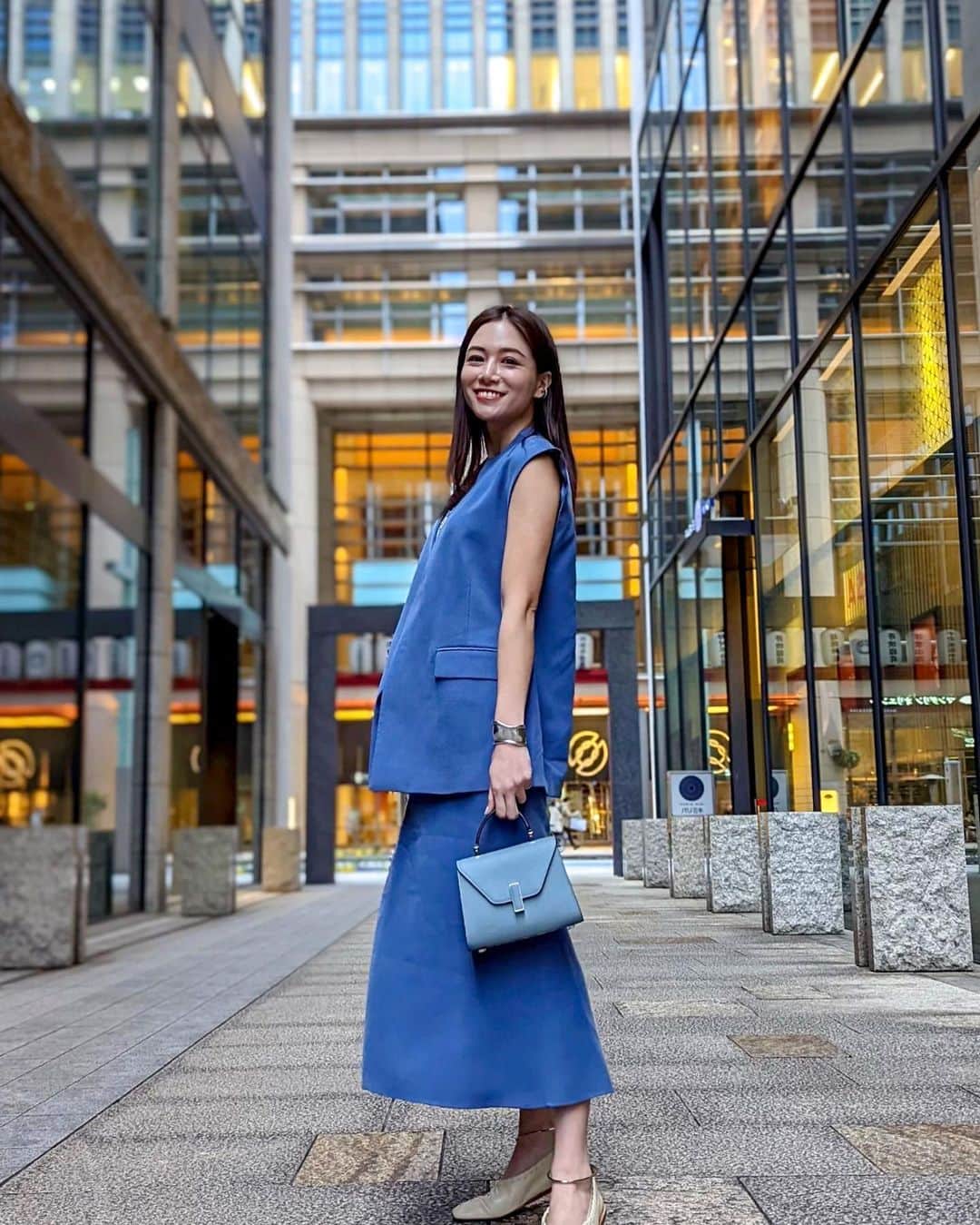 石井里奈さんのインスタグラム写真 - (石井里奈Instagram)「こんにちは💕 今日はオフィスコーデ😊 ジャケット暑い時はジレが大活躍🧡 今年はたくさんジレを購入してる気がしてます😚🍓 . jille... @milaowen_official  dress... @milaowen_official  shoes... @jilsander  bag... @valextra  . 綺麗なブルーに一目惚れ💙 セットアップでも着回ししても可愛く着られます🙆‍♀️✨ . 最近ヒールの靴買ってないなあ！ ぺたんこばっかり！ 可愛いキラキラサンダルを買ったのでまた載せます♥️ . #りなまるコーデ #コーディネート #milaowen #ミラオーウェン #コーデ #夏コーデ #ジレコーデ #ジレ #セットアップ #日本橋 #nihonbashi #jilsander #ジルサンダー #valextra #オフィスカジュアル #オフィスコーデ #通勤コーデ #通勤スタイル #ファッション #coordinate #ブルーコーデ #ブルー #blue #bluestyle #シルバーアクセサリー #シルバーアクセ #アクセサリー #ジュエリー #silver925 #jewelry」4月25日 12時36分 - ri7tin1025