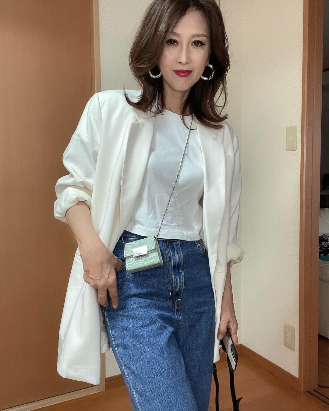 のインスタグラム：「🛍 🛍 可愛い〜🤍🤍🤍 ペパーミントグリーン のミニバッグと ベルトのついた携帯カバー . ご紹介しますね。  @idealofsweden . . 身軽に スマホだけ斜めがけ😢 ミニバッグには 車のキーを入れてます。  毎日毎日 携帯がない 鍵がない  バッグの中をゴソゴソ探す わたしには 斜めにかけられるし バッグの中に入れても すぐ探せるて 一石二鳥  便利なのに めちゃくちゃオシャレで かっこいい。  しかも サステナブルなブランドで ・動物愛護・フェアトレード・寄付・梱包資材100%リサイクル・有害物質が出るものは使用していません。  だそうだ。  ケースもオシャレで 開けるときテンションあがるから プレゼントに すごく、喜ばれるよー😚😚  Flash sale開催中よ  https://www.instagram.com/idealofsweden/  #idealofsweden @idealofsweden In paid collaboration with #idealofsweden#筋トレ女子 #筋トレダイエット#ottd #Fitnesswear#フィットネス#Fitness#フィットネスウェア#筋トレ女子と繋がりたい #筋トレで減量 #くびれ#美ボディ #アラフィフ#なおこ語録#アラフィフコーデ#筋トレ日記 #筋トレ生活 #ボディメイク #50代の筋トレ #熊本 #アンチエイジング#kumamoto #Trainingmotivation #Bodybuilding#Muscletraining #fitnessmodel#training #workoutvideo #gymgirl#Housemusiclove」