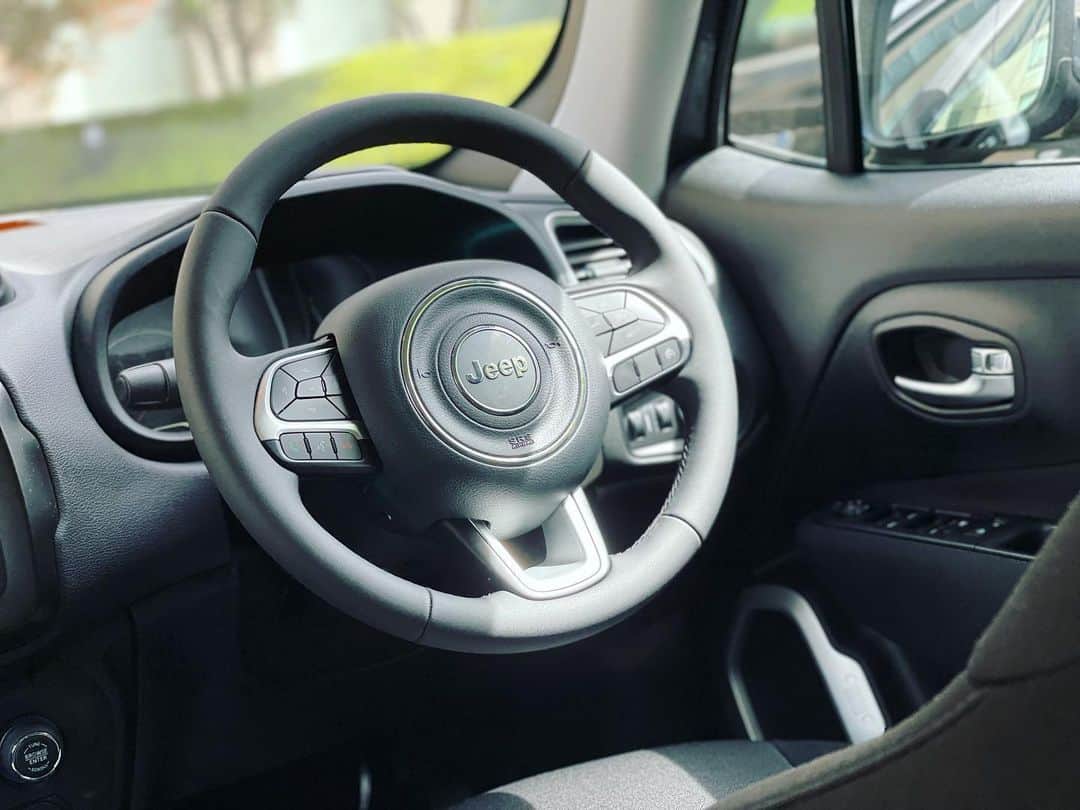 津田麻莉奈さんのインスタグラム写真 - (津田麻莉奈Instagram)「愛車のJeep🚘  少し前のお話ですが… 実は車を買いました！！  納車まで半年以上も待ったけどすごーく気に入ってます。 超頑張って働いて、 大きくてかっこいい車に乗りたい！ という夢を叶えた🥹  まだ誰も乗せたことがない (見せたことすらない)のですが…笑 いつか友達と楽しくドライブとかしたいです🥹❤️  #Jeep #ジープ #愛車 #愛車紹介 #まりなる #津田麻莉奈」4月25日 13時10分 - tsudamarinal