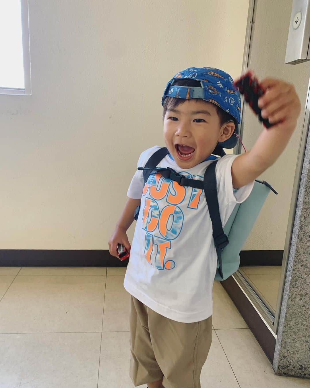 SHIORIのインスタグラム：「今日、夏かな🌈  しょーぼーしゃーーー とだいこうふんな少年。  #2歳7ヶ月」