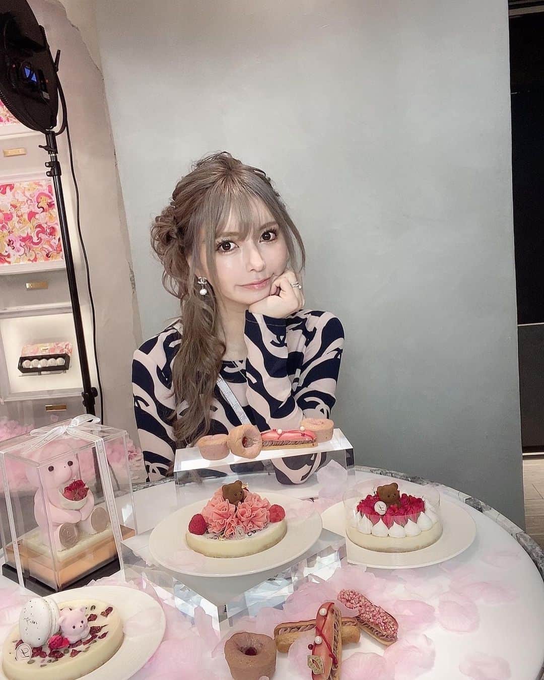五十嵐美咲さんのインスタグラム写真 - (五十嵐美咲Instagram)「スイーツに囲まれて幸せ💓 毎日２回は甘いもの食べてる🍩  @louange_tokyo  #スイーツ#甘党#幸せ」4月25日 14時28分 - igarashi_misaki