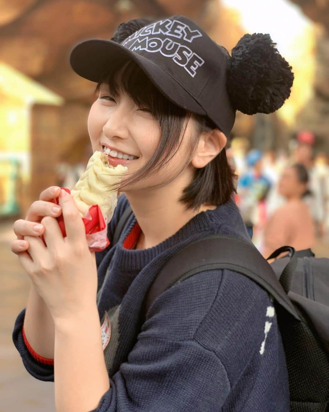 吉田実紀のインスタグラム：「みけ × 食べ物 ＝ 最高  #食べるの大好き」