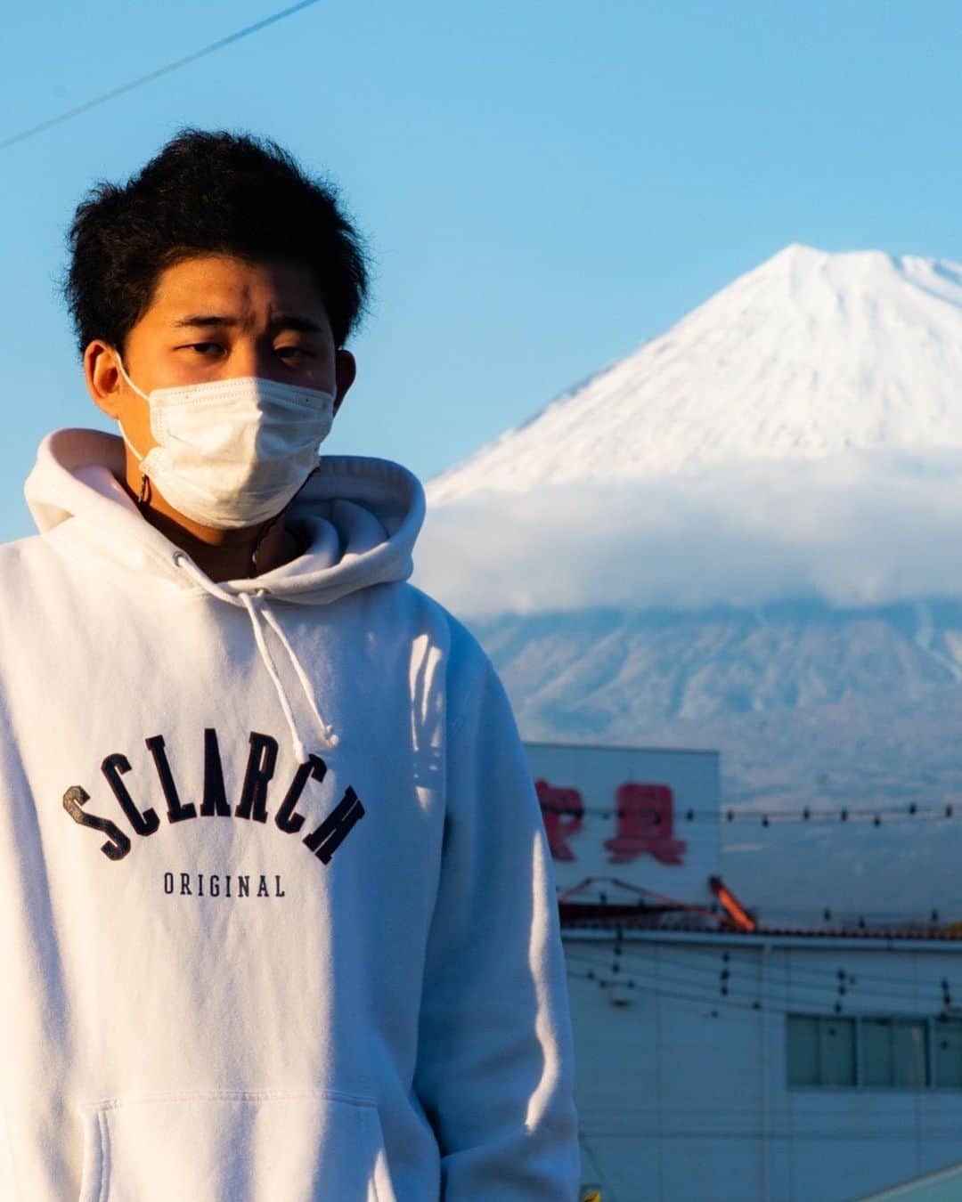 後藤拓実（四千頭身）のインスタグラム：「現在コロナ療養中ということで 急遽キャンセルさせてもらったお仕事もありましてインスタライブできない状態にございます。元気です。前に加賀くんが撮った富士山と僕でも見ながらもうちょっと待っててください。」