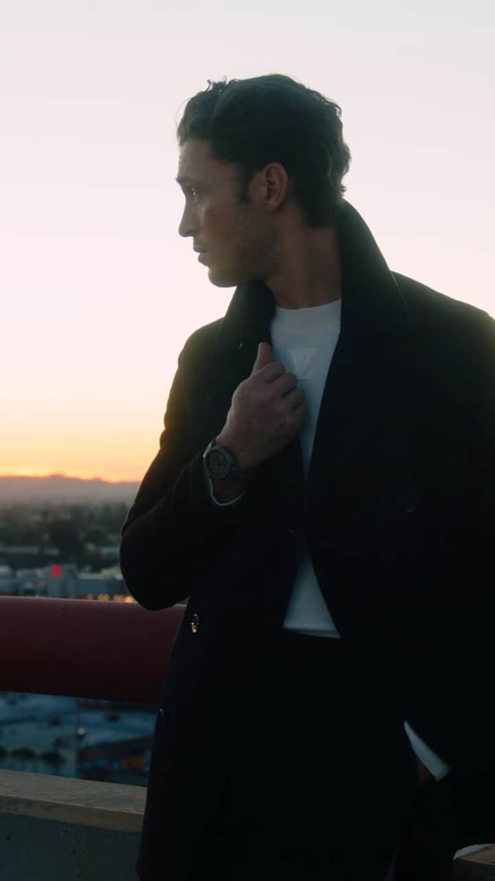 のインスタグラム：「Always on the go.  #LVWatches」