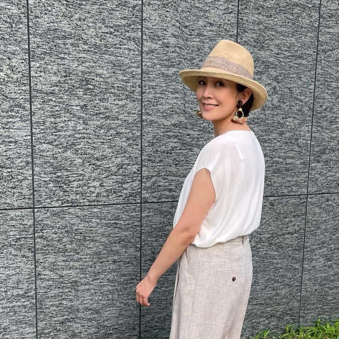 田中美里のインスタグラム：「ラジオの収録日。  今日は暑かったけど心地よい風も吹いていて気持ち良かったなぁ。  こちらはジンノビの定番ハット。  今期のではないのですが、長く愛されるように作っています。  また寒くなるみたいだから こんなお天気には被りたい。  興味のある方は @un_chapeau_net  でチェックしてみてくださいね。  #jinnobeatshitecassie #ジンノビートシテカッシ  #hat #日除け #帽子 #yaokichi  #earrings  @peachepeace0703n   @eyeronim」