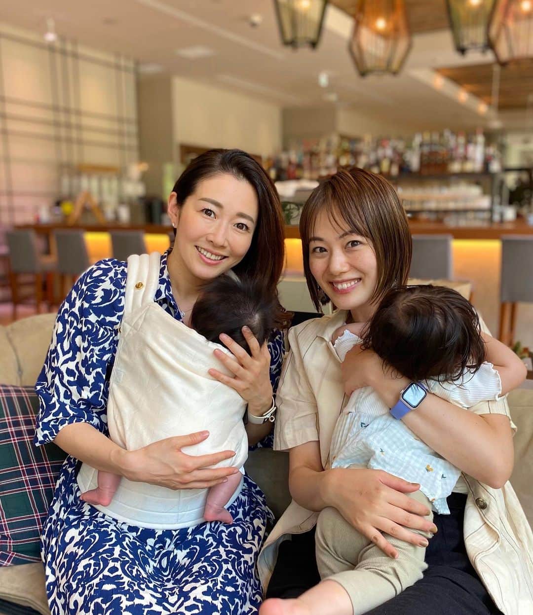 村西利恵のインスタグラム：「✔︎ 育児の10ヶ月先輩、高橋真理恵アナと🙌  赤さんたちはこう見えて同い年です。  今はまだ体格差がすごい🤣  初めてレストランに行きました。  ドキドキしましたが、2人はよく飲みよく寝てくれて  親たちはたくさん話せて楽しかったです…❣️  (撮影時のみマスク外しました)  #ご指導ご鞭撻のほど #本当にありがとう #1人では怖くて #こんなちゃんとしたところ行けない #育児のパイセン #頼もしいです」